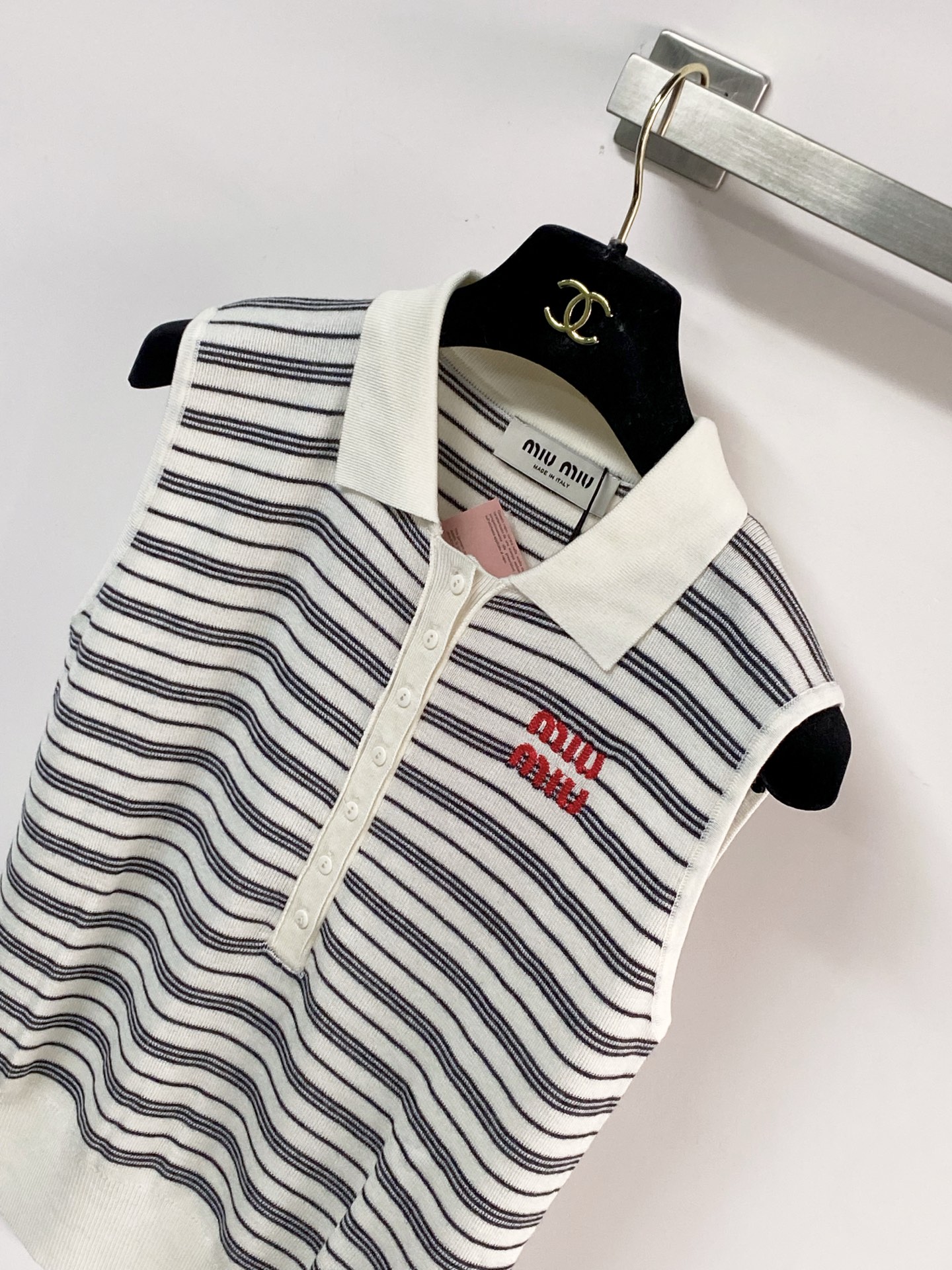 🛒—新款发售— 𝐌𝐢𝐮𝐦𝐢𝐮 新款二色背心 logo点缀修饰 上身显瘦百搭 𝟐色𝟑碼 𝟑𝟔/𝟑𝟖/𝟒𝟎