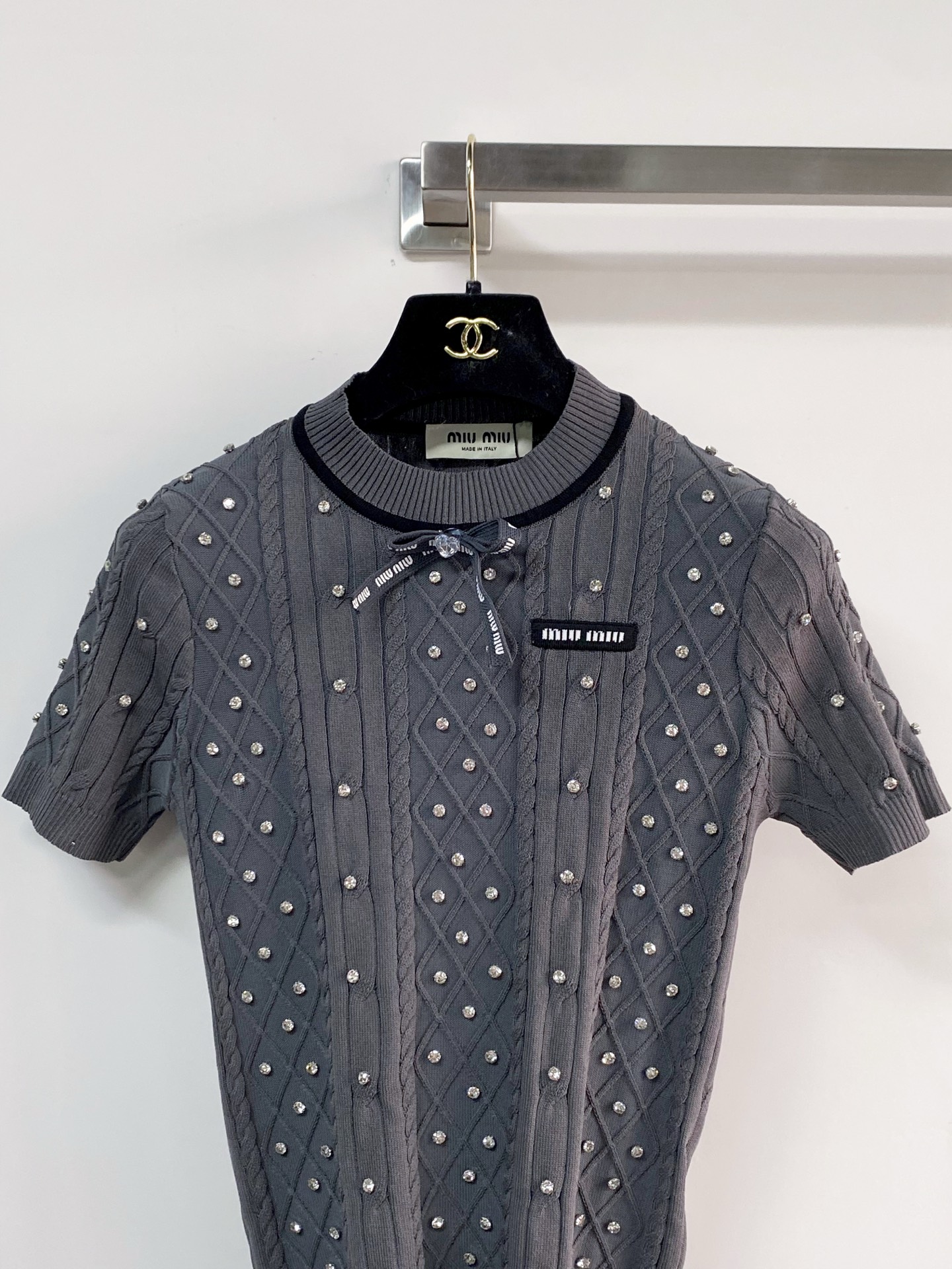 🛒—新款发售— 𝐌𝐢𝐮𝐦𝐢𝐮 新款二色短袖 logo点缀修饰 上身显瘦百搭 𝟐色𝟑碼 𝟑𝟔/𝟑𝟖/𝟒𝟎