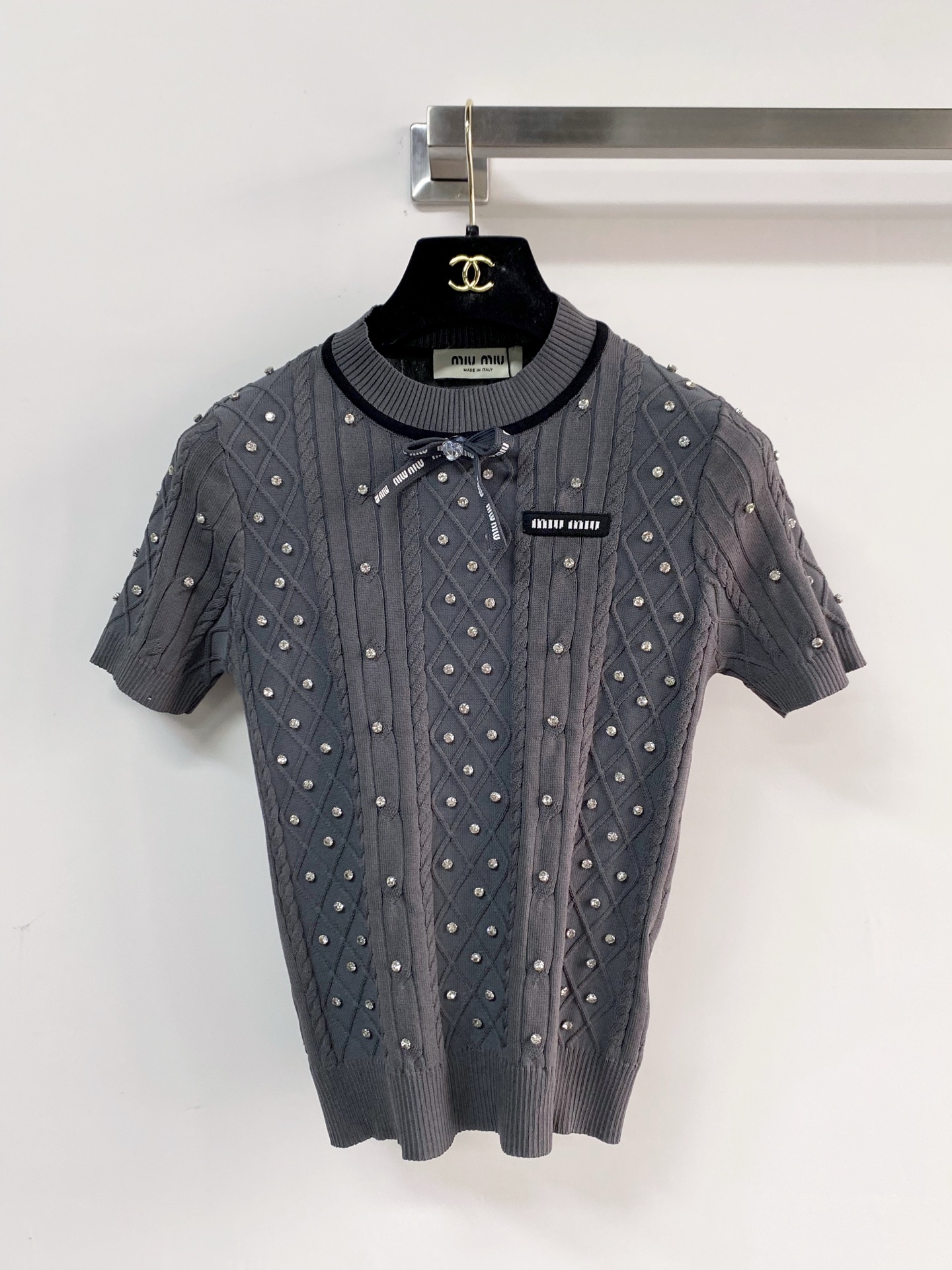 🛒—新款发售— 𝐌𝐢𝐮𝐦𝐢𝐮 新款二色短袖 logo点缀修饰 上身显瘦百搭 𝟐色𝟑碼 𝟑𝟔/𝟑𝟖/𝟒𝟎