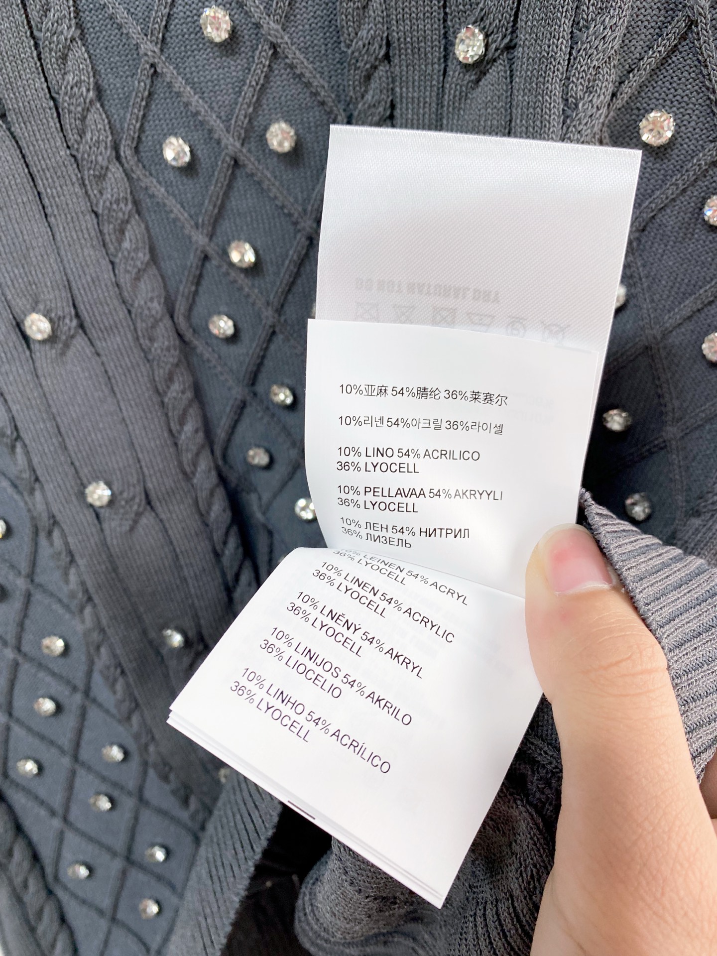 🛒—新款发售— 𝐌𝐢𝐮𝐦𝐢𝐮 新款二色短袖 logo点缀修饰 上身显瘦百搭 𝟐色𝟑碼 𝟑𝟔/𝟑𝟖/𝟒𝟎