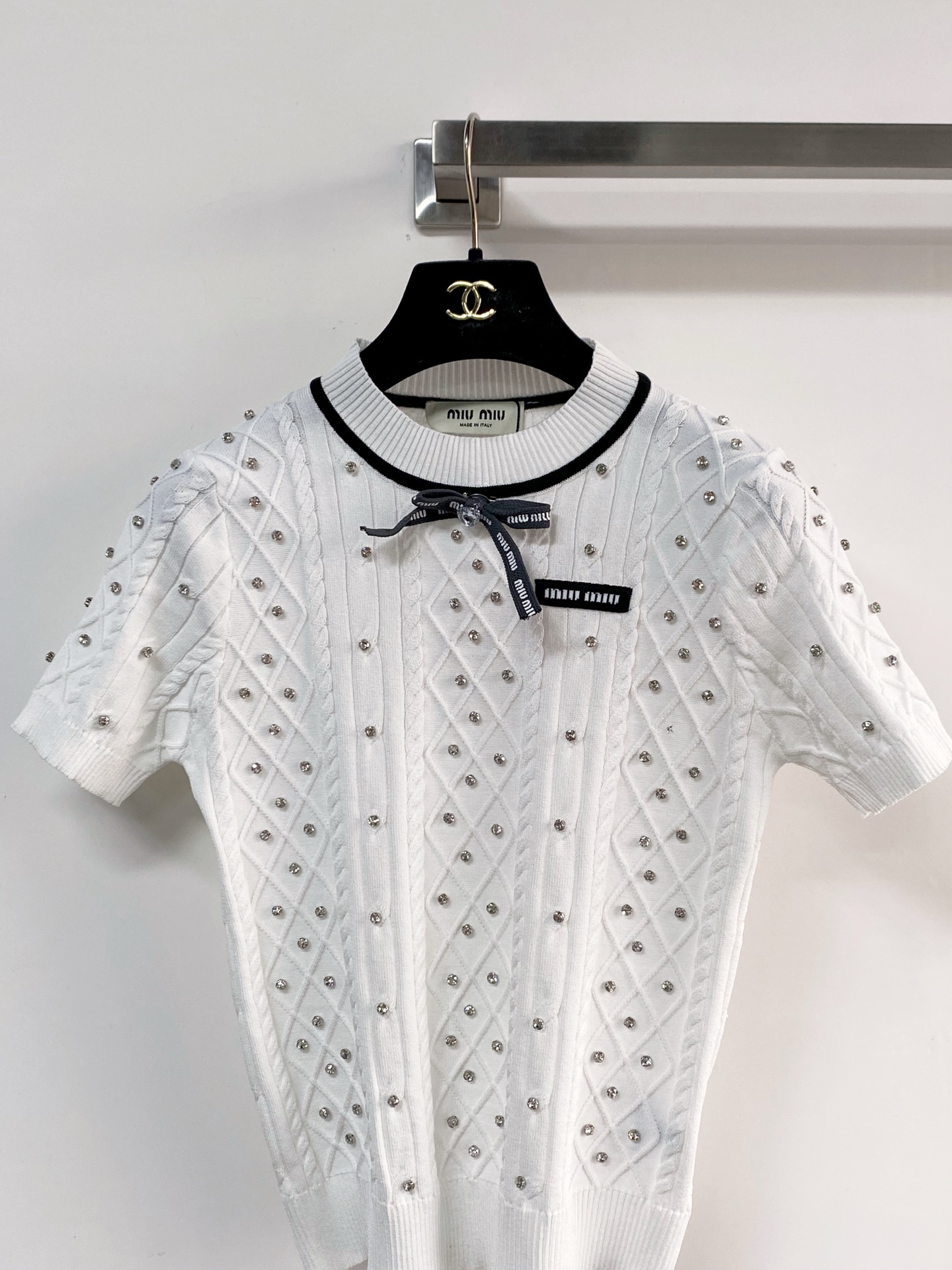 🛒—新款发售— 𝐌𝐢𝐮𝐦𝐢𝐮 新款二色短袖 logo点缀修饰 上身显瘦百搭 𝟐色𝟑碼 𝟑𝟔/𝟑𝟖/𝟒𝟎