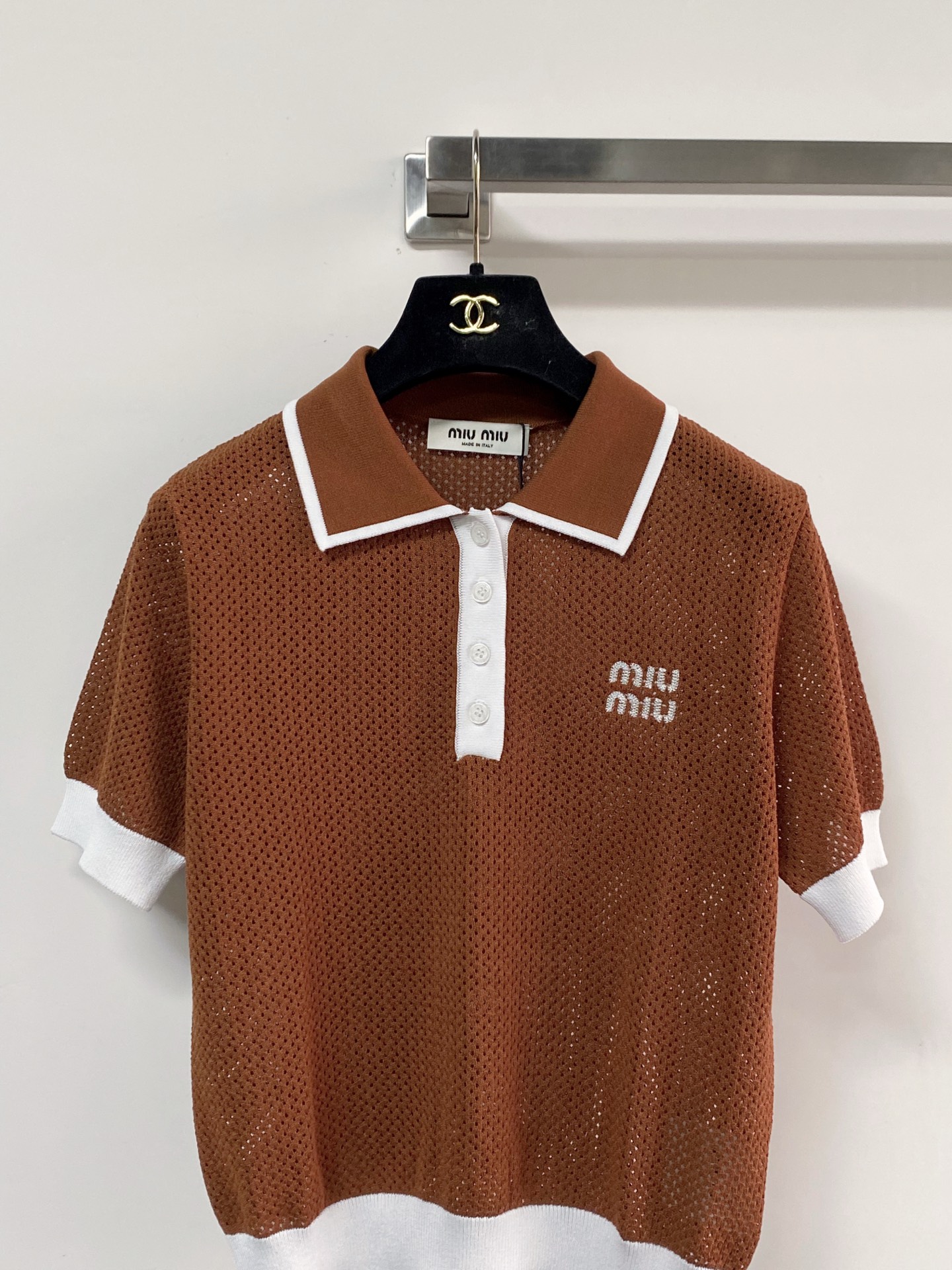 🛒—新款发售— 𝐌𝐢𝐮𝐦𝐢𝐮 新款二色短袖 logo点缀修饰 上身显瘦百搭 𝟐色𝟑碼 𝟑𝟔/𝟑𝟖/𝟒𝟎