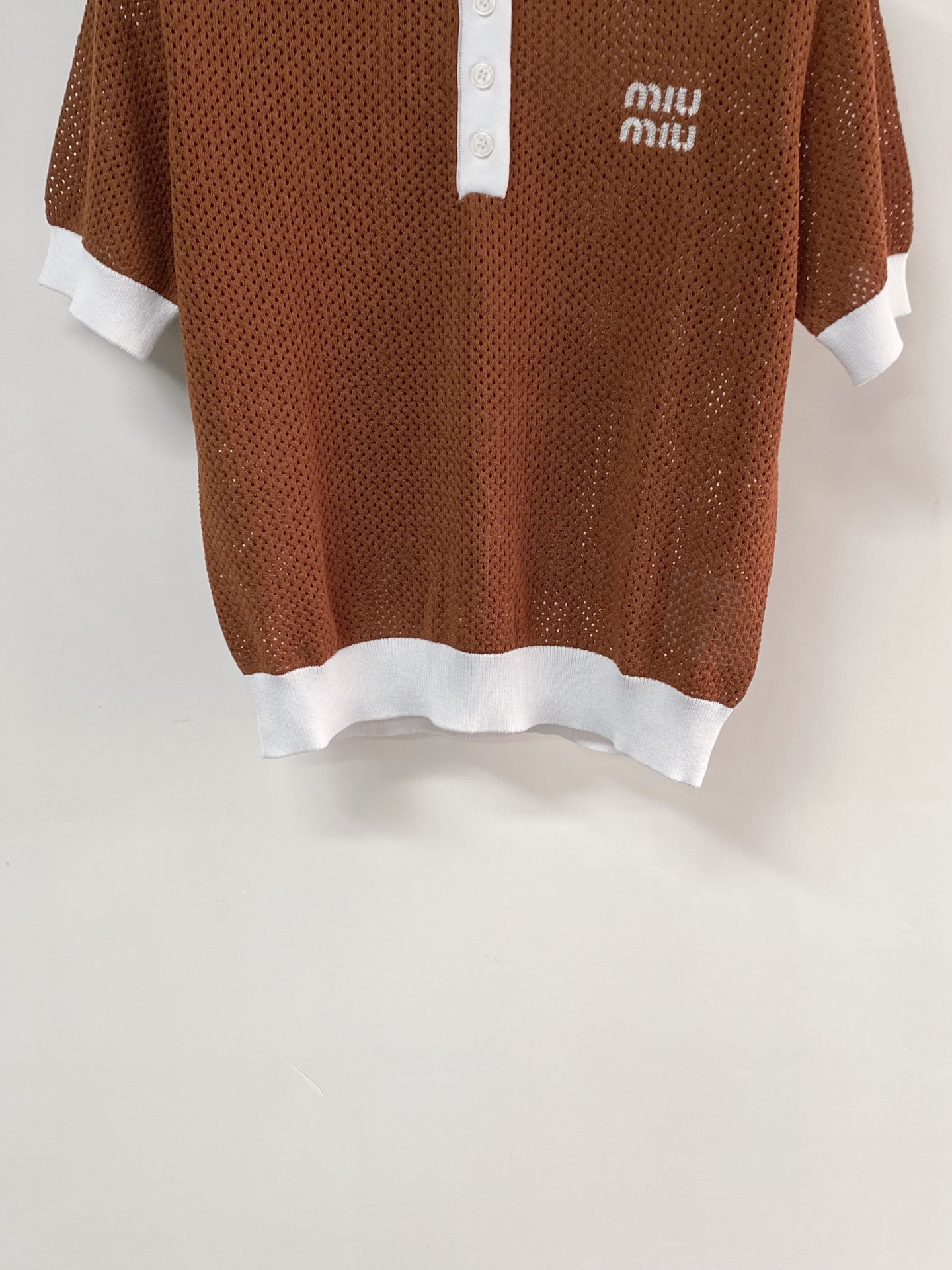 🛒—新款发售— 𝐌𝐢𝐮𝐦𝐢𝐮 新款二色短袖 logo点缀修饰 上身显瘦百搭 𝟐色𝟑碼 𝟑𝟔/𝟑𝟖/𝟒𝟎