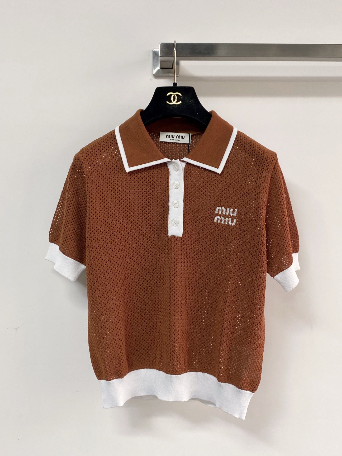 🛒—新款发售— 𝐌𝐢𝐮𝐦𝐢𝐮 新款二色短袖 logo点缀修饰 上身显瘦百搭 𝟐色𝟑碼 𝟑𝟔/𝟑𝟖/𝟒𝟎