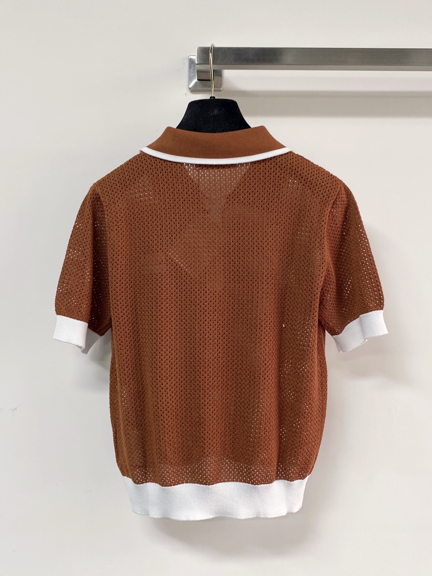 🛒—新款发售— 𝐌𝐢𝐮𝐦𝐢𝐮 新款二色短袖 logo点缀修饰 上身显瘦百搭 𝟐色𝟑碼 𝟑𝟔/𝟑𝟖/𝟒𝟎