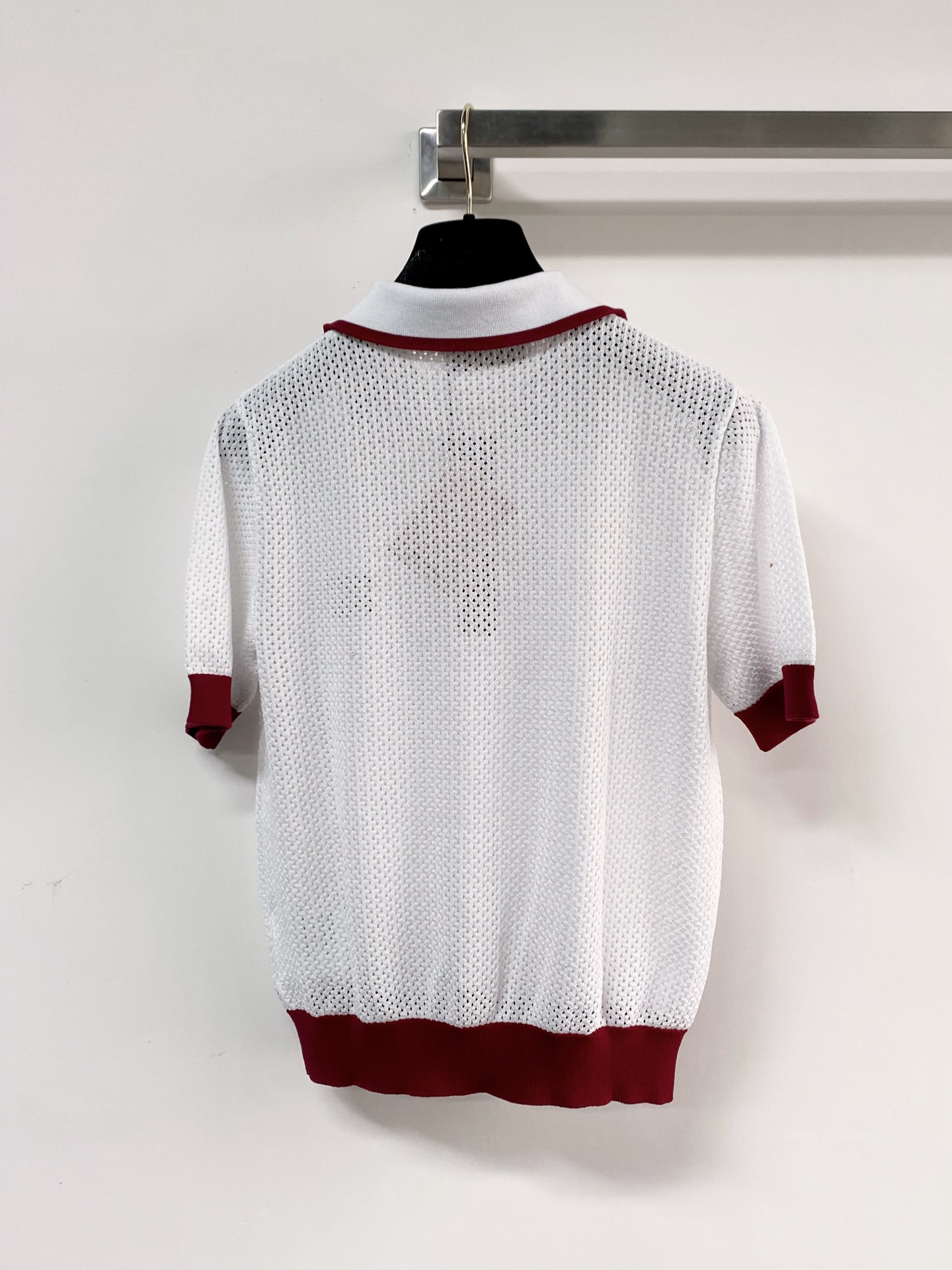 🛒—新款发售— 𝐌𝐢𝐮𝐦𝐢𝐮 新款二色短袖 logo点缀修饰 上身显瘦百搭 𝟐色𝟑碼 𝟑𝟔/𝟑𝟖/𝟒𝟎