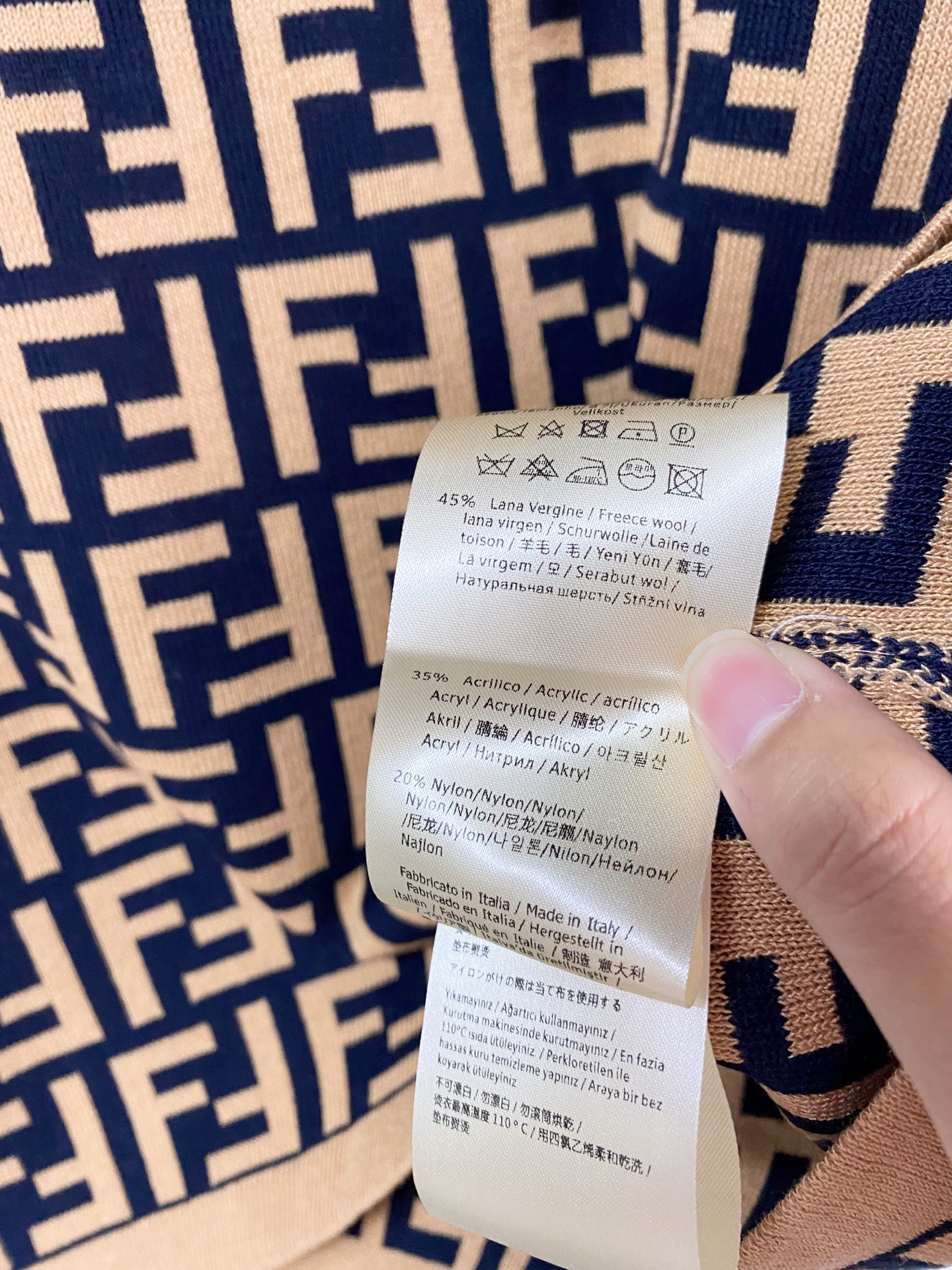 🛒—新款发售— 𝐅𝐞𝐧𝐝𝐢 二色短袖 版型立体 上身時尚鬆弛感🈵️🈵️ 𝟐色𝟑碼 𝟑𝟔/𝟑𝟖/𝟒𝟎