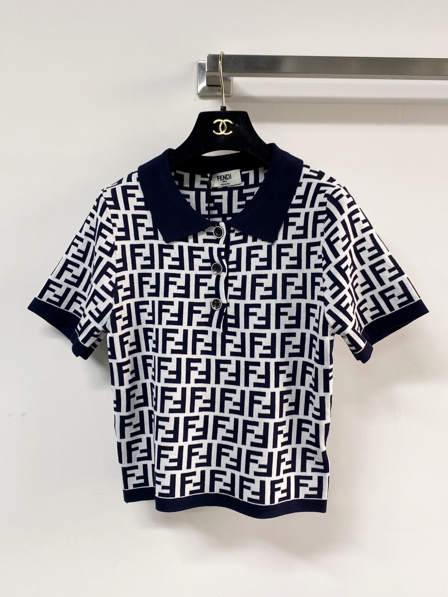 🛒—新款发售— 𝐅𝐞𝐧𝐝𝐢 二色短袖 版型立体 上身時尚鬆弛感🈵️🈵️ 𝟐色𝟑碼 𝟑𝟔/𝟑𝟖/𝟒𝟎