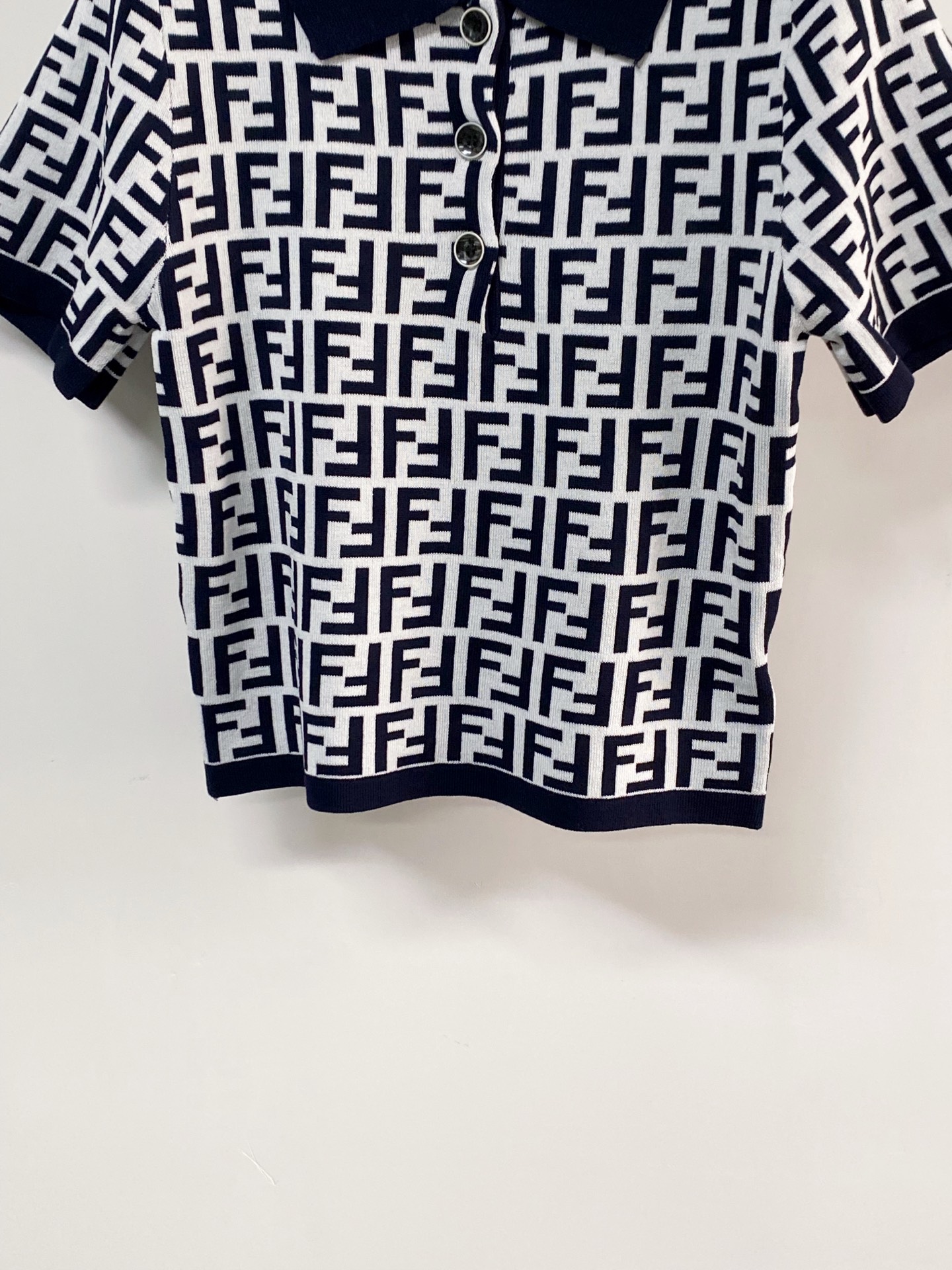 🛒—新款发售— 𝐅𝐞𝐧𝐝𝐢 二色短袖 版型立体 上身時尚鬆弛感🈵️🈵️ 𝟐色𝟑碼 𝟑𝟔/𝟑𝟖/𝟒𝟎