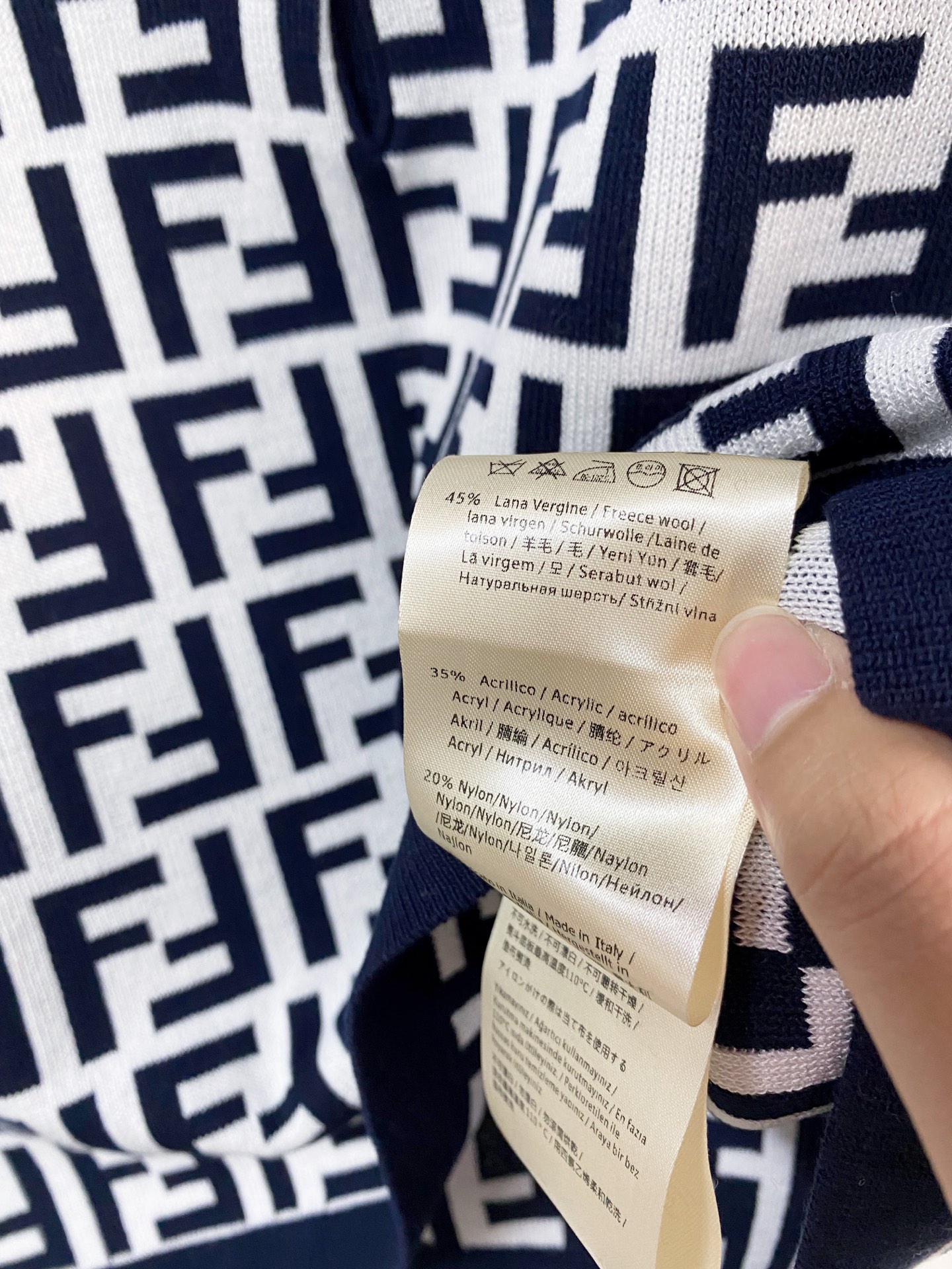 🛒—新款发售— 𝐅𝐞𝐧𝐝𝐢 二色短袖 版型立体 上身時尚鬆弛感🈵️🈵️ 𝟐色𝟑碼 𝟑𝟔/𝟑𝟖/𝟒𝟎