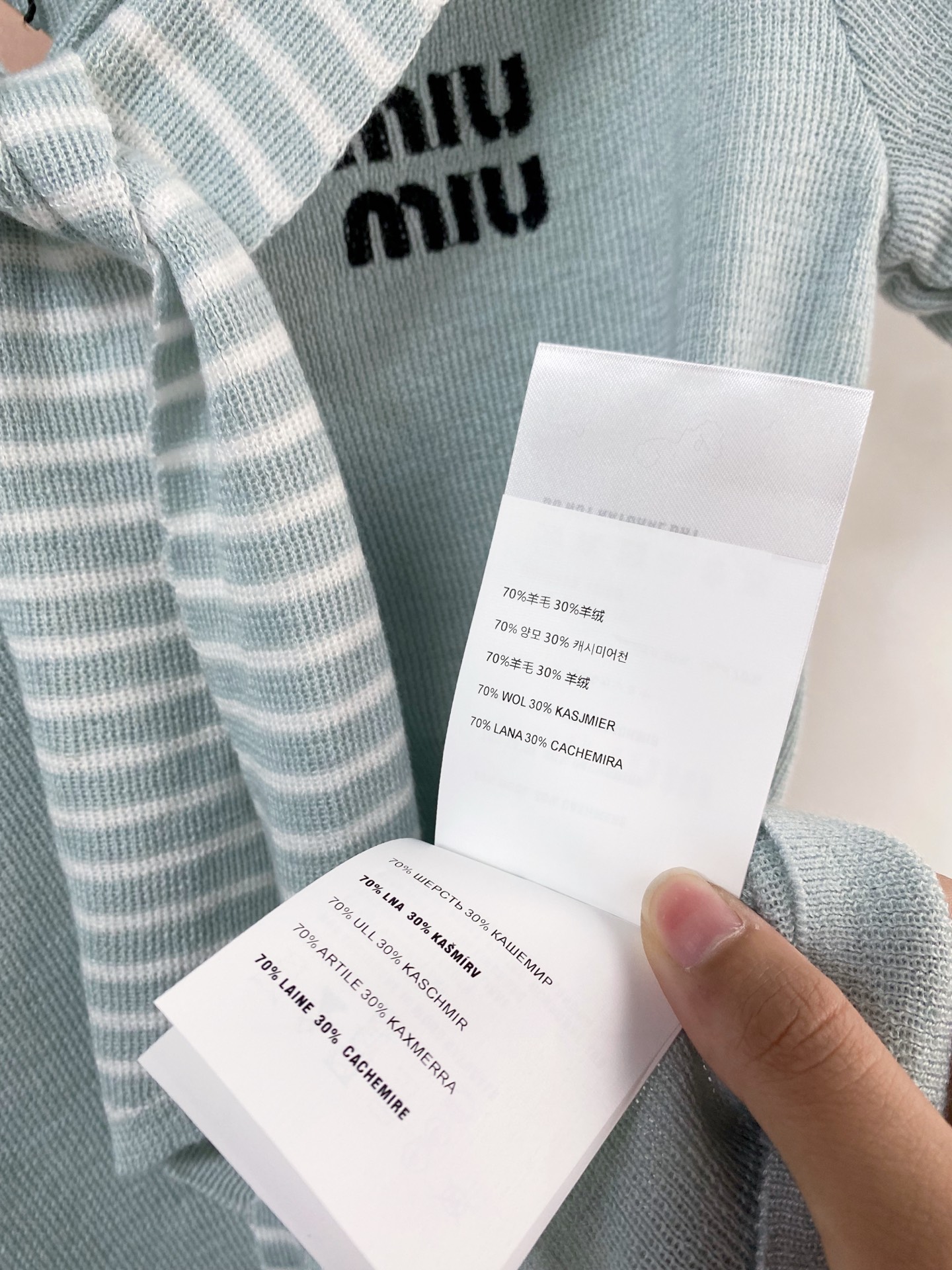 🛒—新款发售— 𝐌𝐢𝐮𝐦𝐢𝐮 新款三色短袖 logo点缀修饰 减龄上身显瘦百搭 𝟑色𝟑碼 𝟑𝟔/𝟑𝟖/𝟒