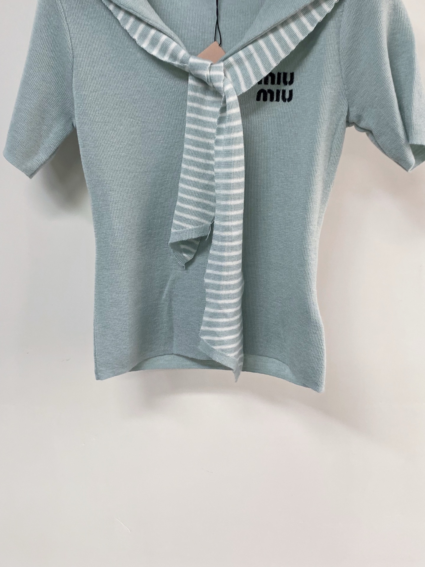 🛒—新款发售— 𝐌𝐢𝐮𝐦𝐢𝐮 新款三色短袖 logo点缀修饰 减龄上身显瘦百搭 𝟑色𝟑碼 𝟑𝟔/𝟑𝟖/𝟒