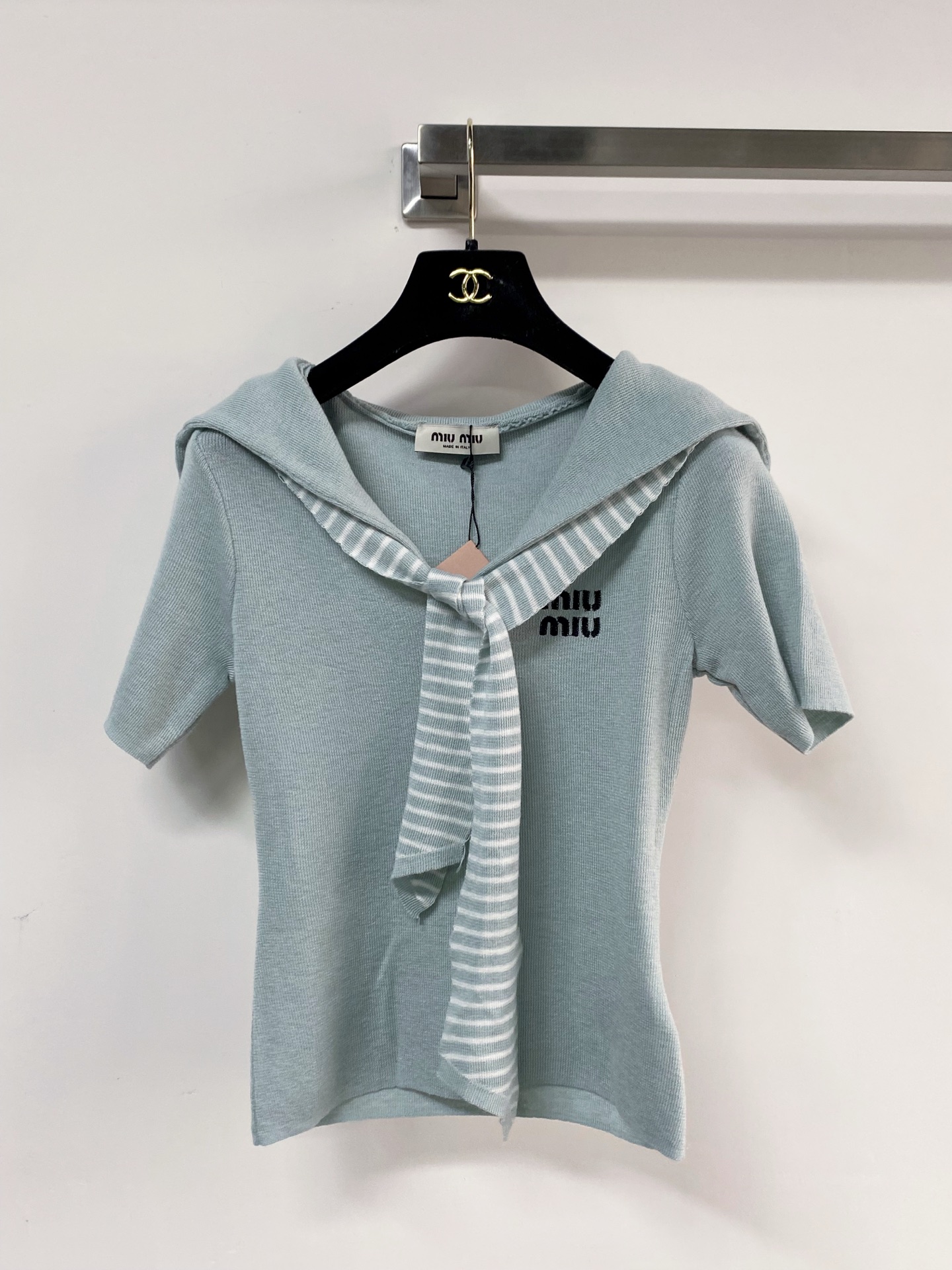 🛒—新款发售— 𝐌𝐢𝐮𝐦𝐢𝐮 新款三色短袖 logo点缀修饰 减龄上身显瘦百搭 𝟑色𝟑碼 𝟑𝟔/𝟑𝟖/𝟒