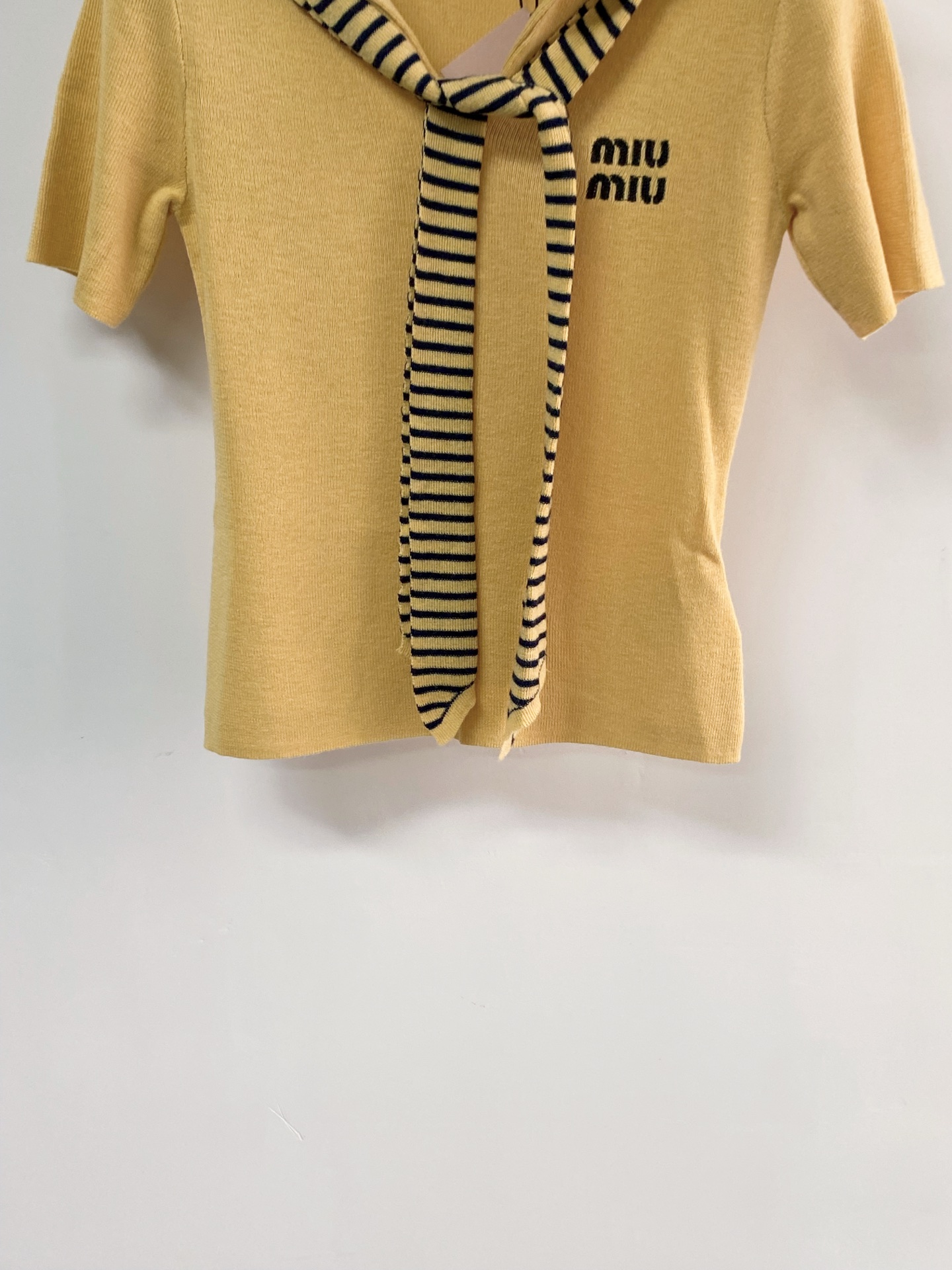 🛒—新款发售— 𝐌𝐢𝐮𝐦𝐢𝐮 新款三色短袖 logo点缀修饰 减龄上身显瘦百搭 𝟑色𝟑碼 𝟑𝟔/𝟑𝟖/𝟒