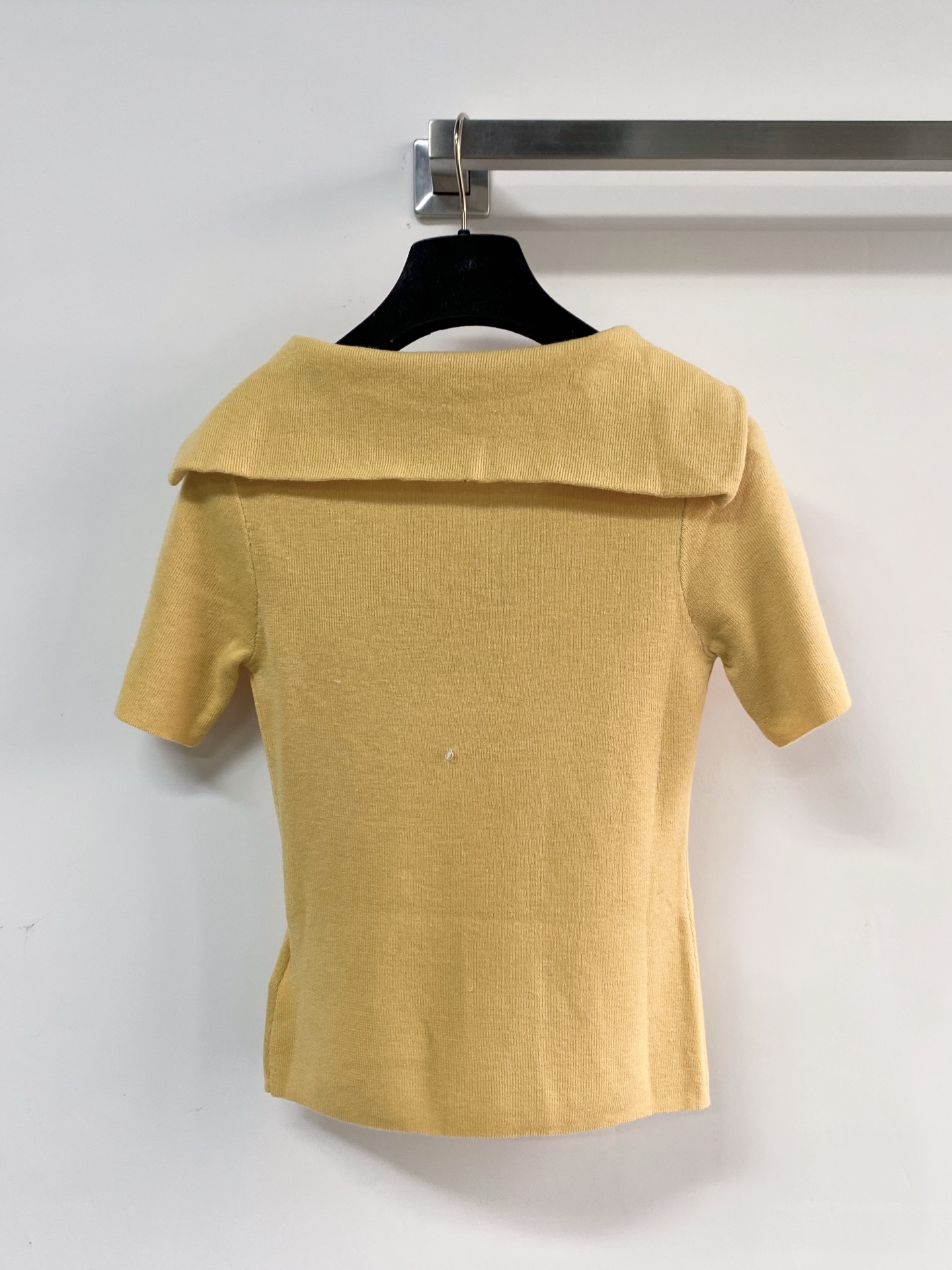 🛒—新款发售— 𝐌𝐢𝐮𝐦𝐢𝐮 新款三色短袖 logo点缀修饰 减龄上身显瘦百搭 𝟑色𝟑碼 𝟑𝟔/𝟑𝟖/𝟒