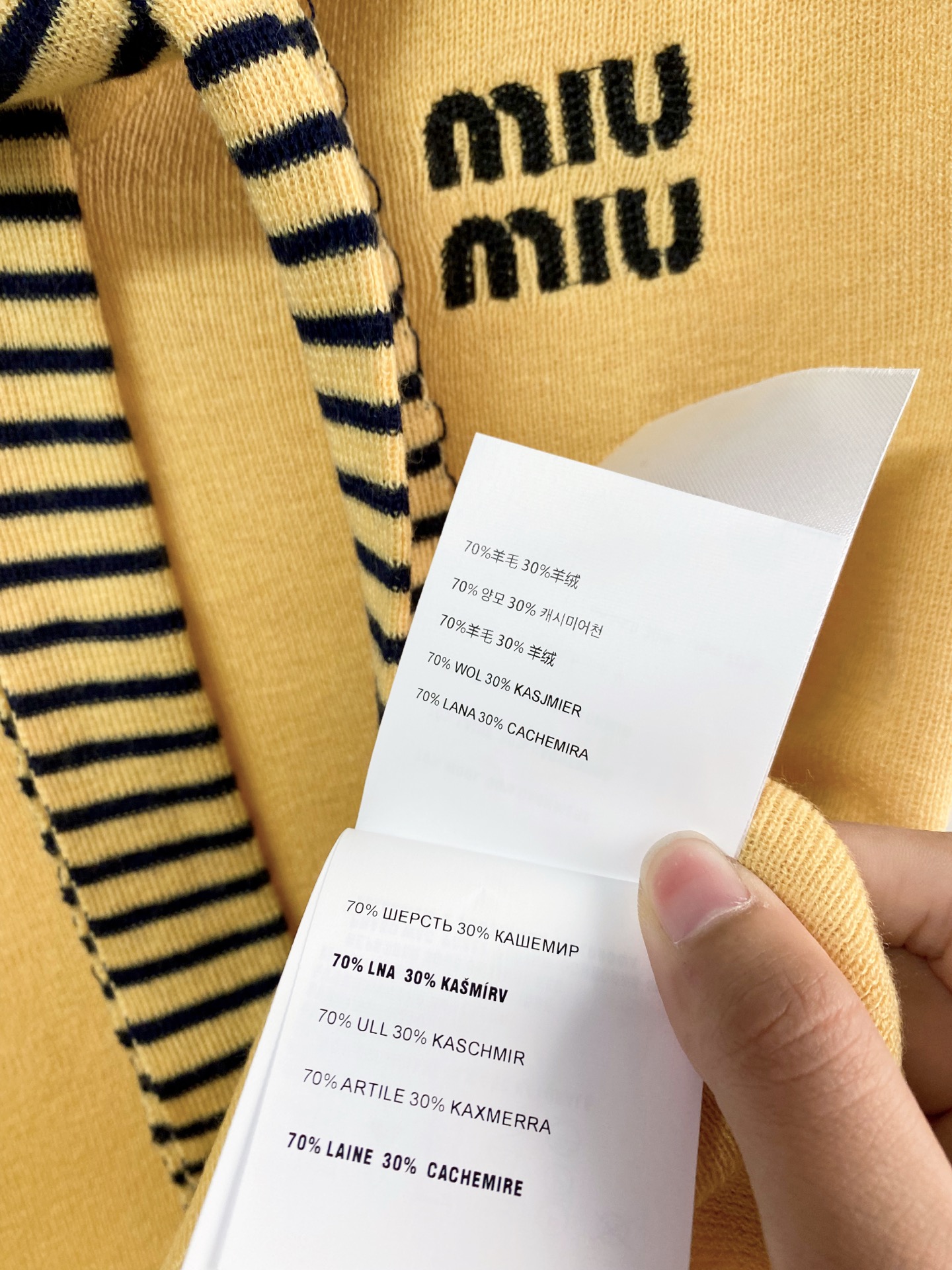 🛒—新款发售— 𝐌𝐢𝐮𝐦𝐢𝐮 新款三色短袖 logo点缀修饰 减龄上身显瘦百搭 𝟑色𝟑碼 𝟑𝟔/𝟑𝟖/𝟒