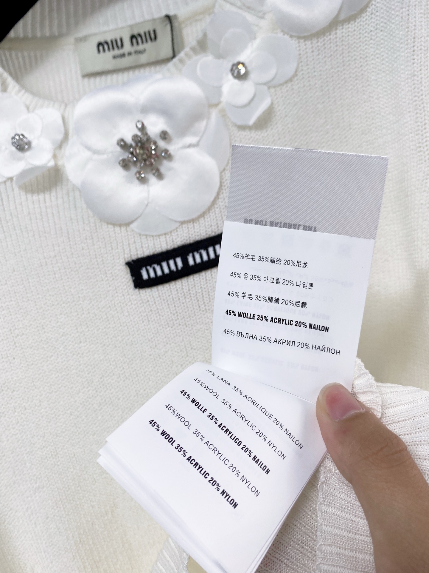 🛒—新款发售— 𝐌𝐢𝐮𝐦𝐢𝐮 新款三色短袖 logo点缀修饰 减龄上身显瘦百搭 𝟑色𝟑碼 𝟑𝟔/𝟑𝟖/𝟒
