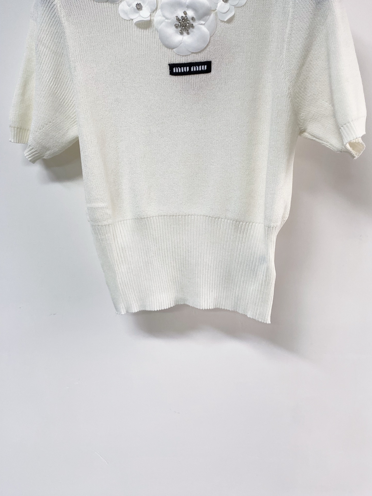 🛒—新款发售— 𝐌𝐢𝐮𝐦𝐢𝐮 新款三色短袖 logo点缀修饰 减龄上身显瘦百搭 𝟑色𝟑碼 𝟑𝟔/𝟑𝟖/𝟒