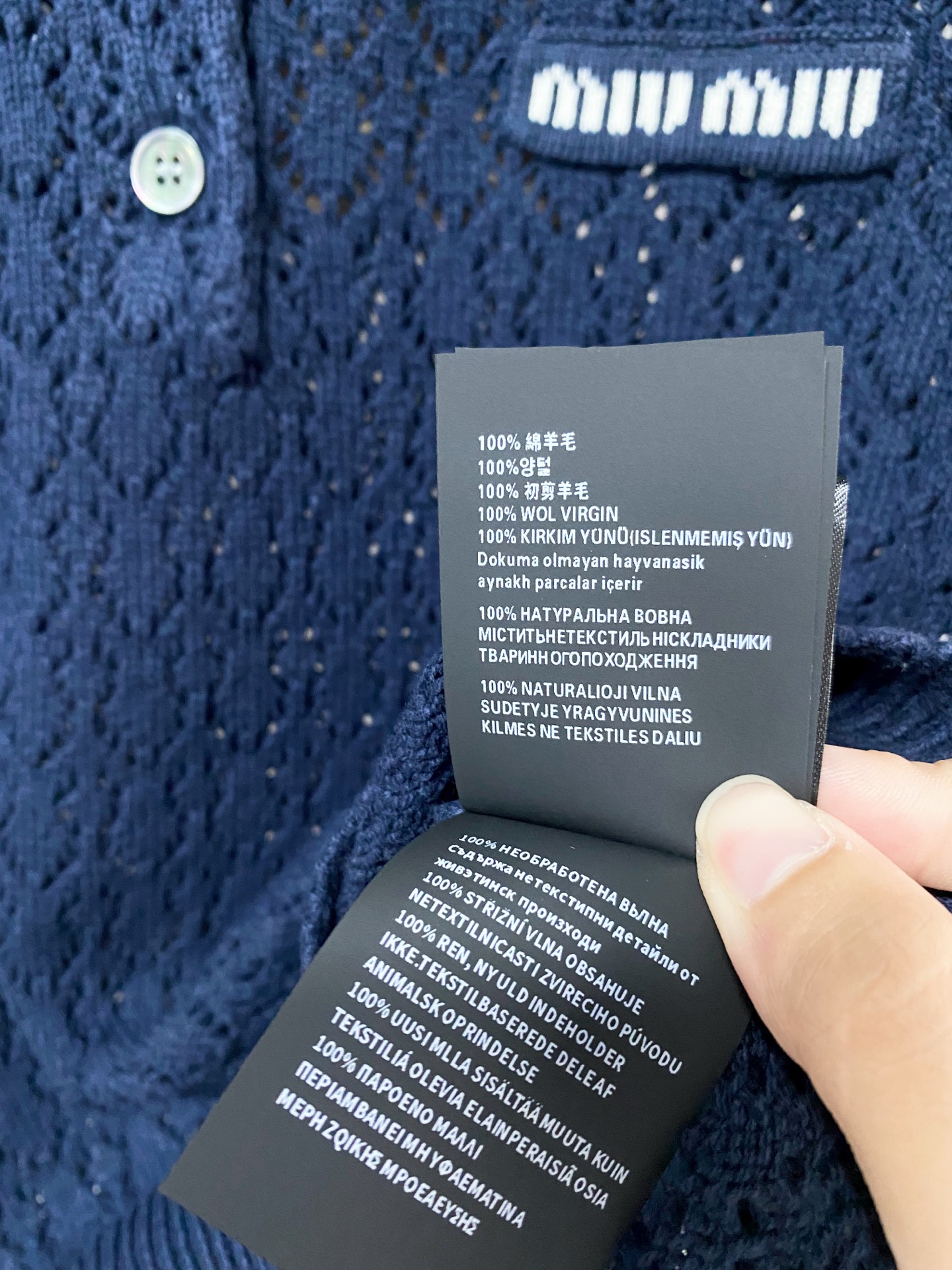 🛒—新款发售— 𝐌𝐢𝐮𝐦𝐢𝐮 新款二色短袖 logo点缀修饰 上身显瘦百搭 𝟐色𝟑碼 𝟑𝟔/𝟑𝟖/𝟒𝟎