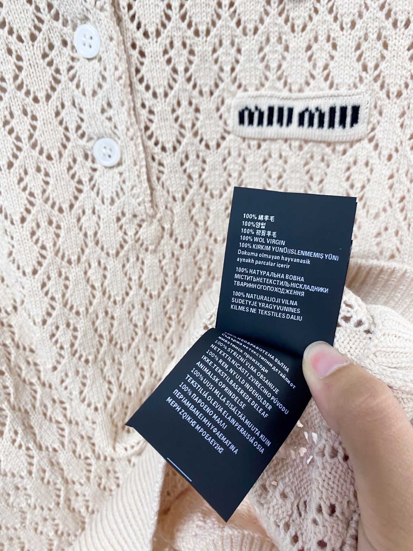 🛒—新款发售— 𝐌𝐢𝐮𝐦𝐢𝐮 新款二色短袖 logo点缀修饰 上身显瘦百搭 𝟐色𝟑碼 𝟑𝟔/𝟑𝟖/𝟒𝟎
