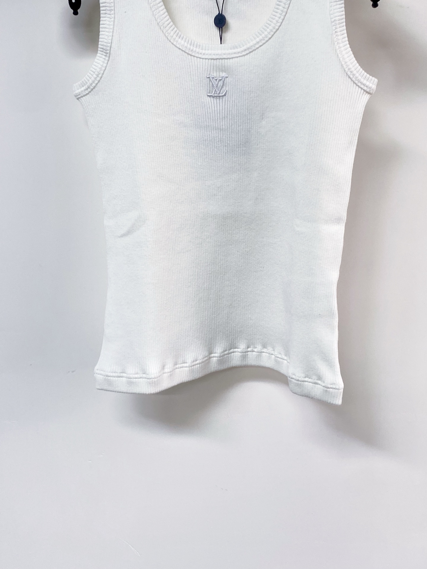 🛒—新款发售— 𝐋𝐕 新款二色背心 logo图案高级时尚 上身显瘦高级 𝟐色𝟑碼 𝟑𝟔/𝟑𝟖/𝟒𝟎