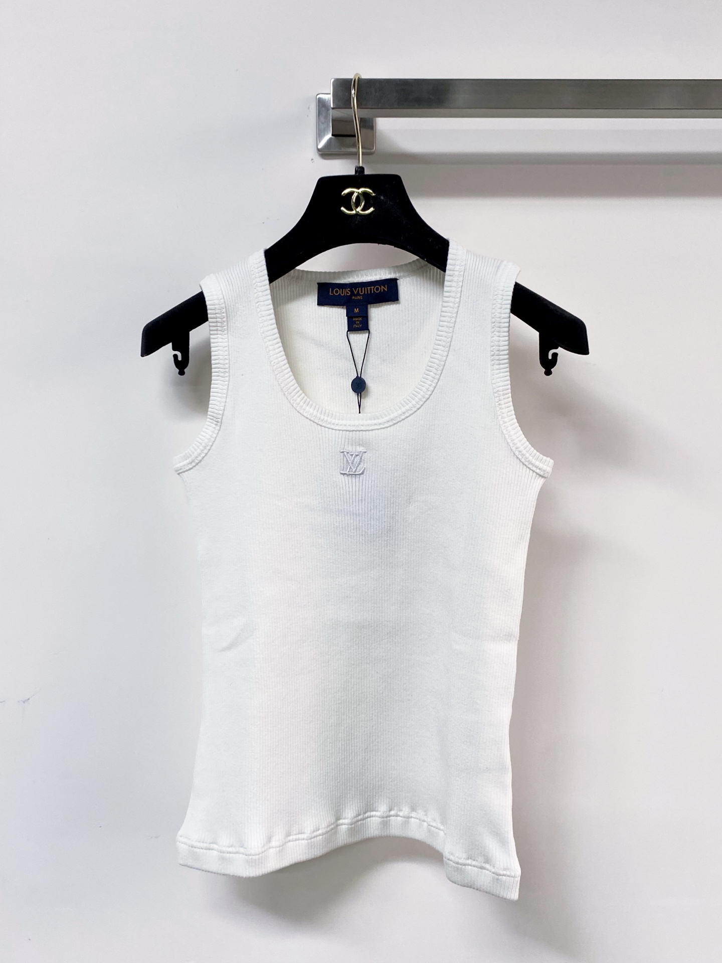 🛒—新款发售— 𝐋𝐕 新款二色背心 logo图案高级时尚 上身显瘦高级 𝟐色𝟑碼 𝟑𝟔/𝟑𝟖/𝟒𝟎