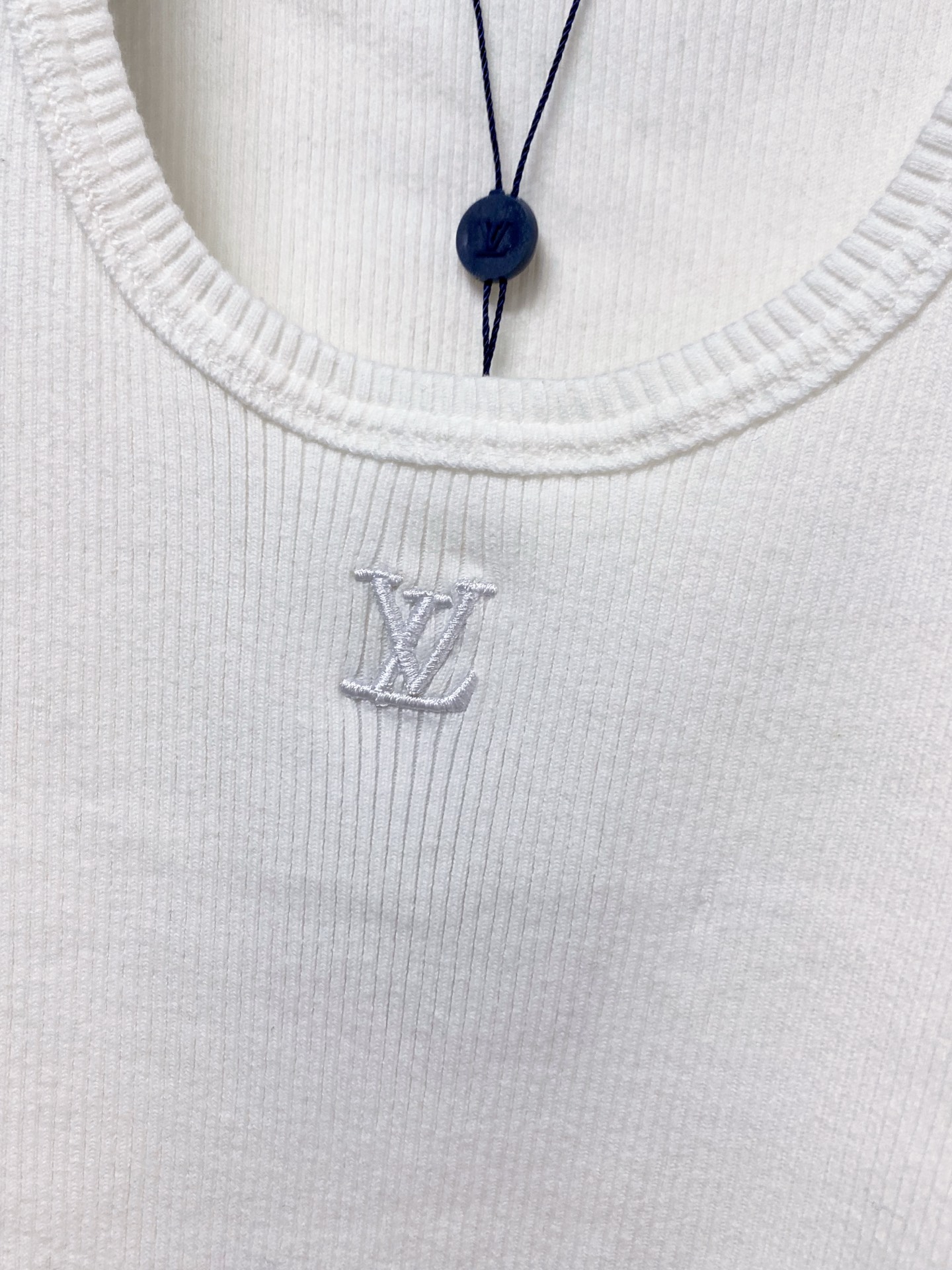 🛒—新款发售— 𝐋𝐕 新款二色背心 logo图案高级时尚 上身显瘦高级 𝟐色𝟑碼 𝟑𝟔/𝟑𝟖/𝟒𝟎