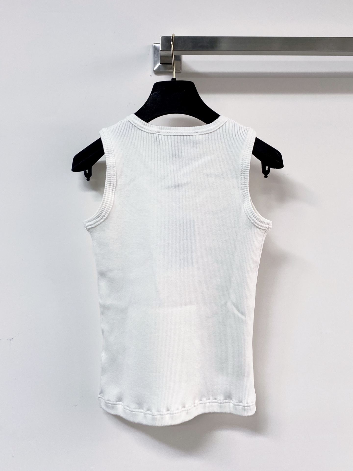 🛒—新款发售— 𝐋𝐕 新款二色背心 logo图案高级时尚 上身显瘦高级 𝟐色𝟑碼 𝟑𝟔/𝟑𝟖/𝟒𝟎