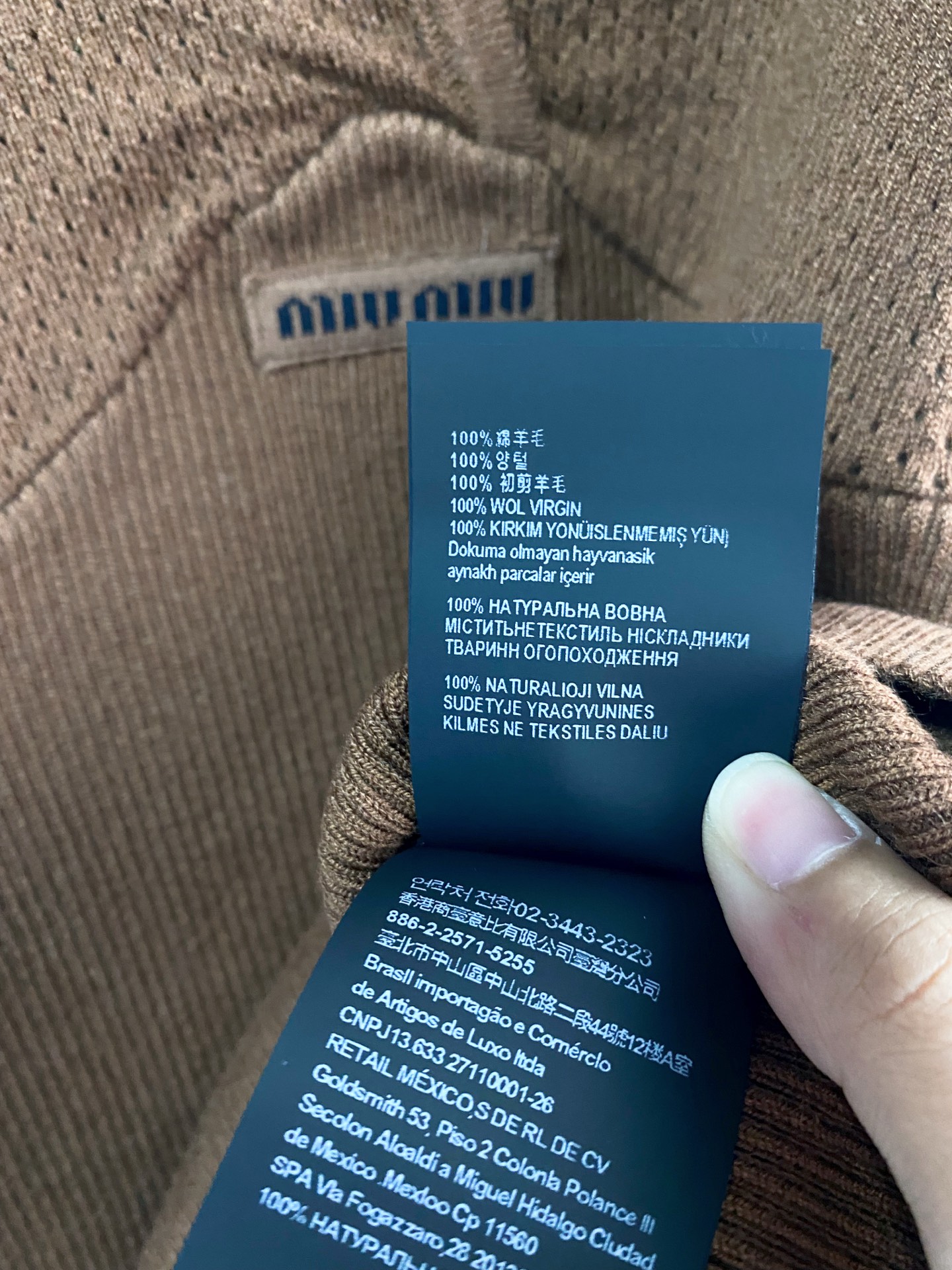 🛒—新款发售— 𝐌𝐢𝐮𝐦𝐢𝐮 新款三色背心 logo点缀修饰 减龄上身显瘦百搭 𝟑色𝟑碼 𝟑𝟔/𝟑𝟖/𝟒