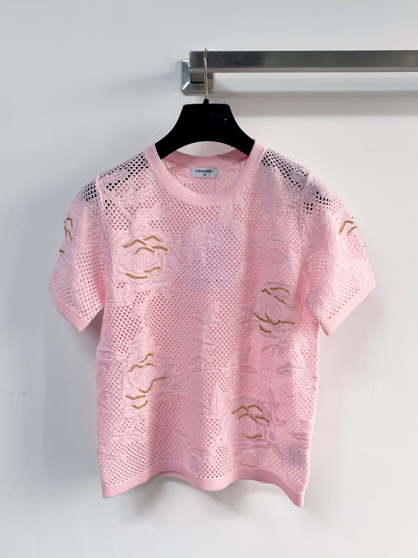 🛒—新款发售— 𝐂𝐡𝐚𝐧𝐞𝐥 新款 四色短袖 面料透气 logo图案修饰点缀 上身高级氛围感🈵️🈵️ 𝟒