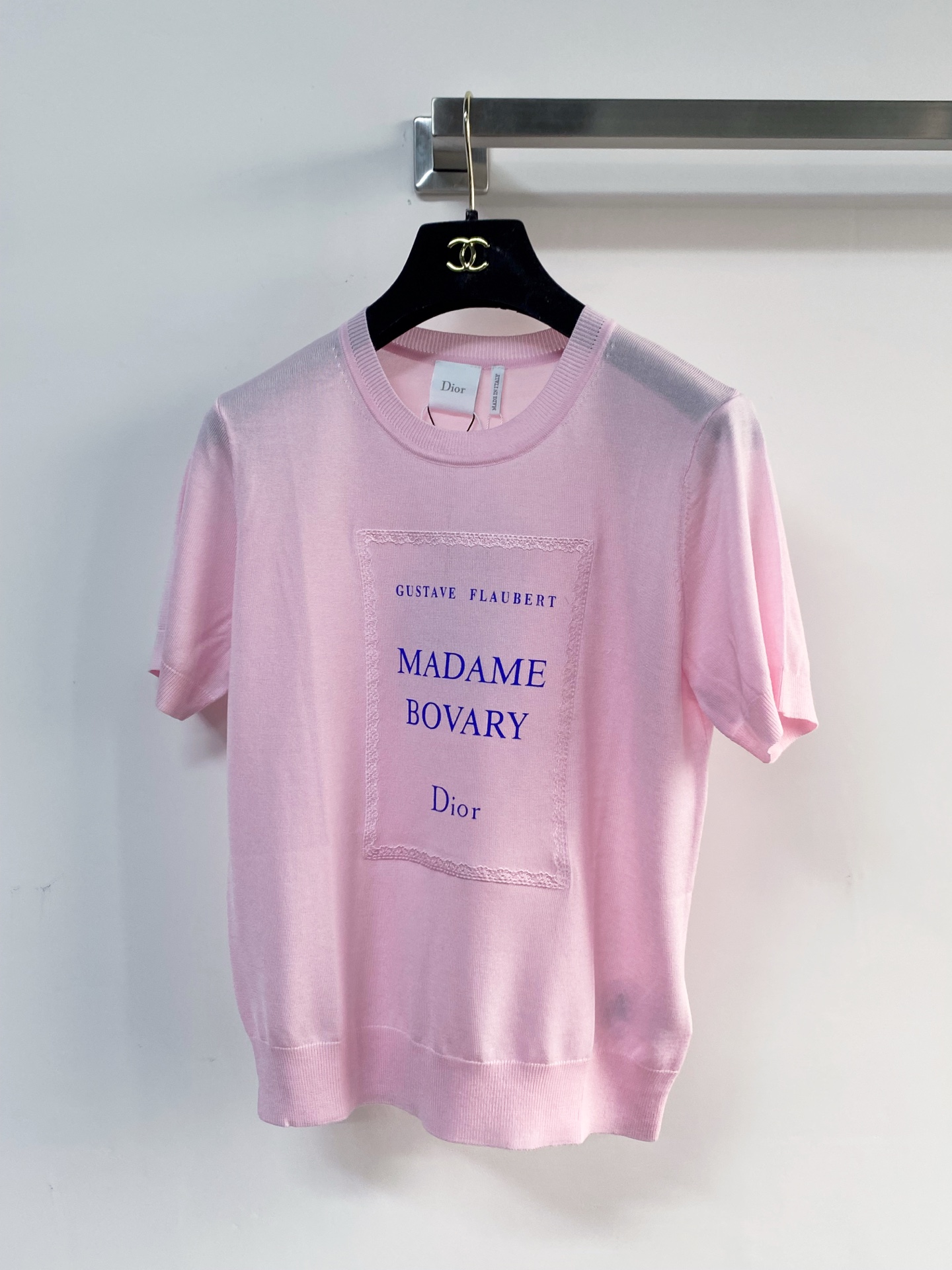 🛒—新款发售— 𝐃𝐢𝐨𝐫 新款 二色短袖 logo图案点缀修饰 上身顯瘦時尚 𝟐色𝟑碼 𝟑𝟔/𝟑𝟖/𝟒𝟎