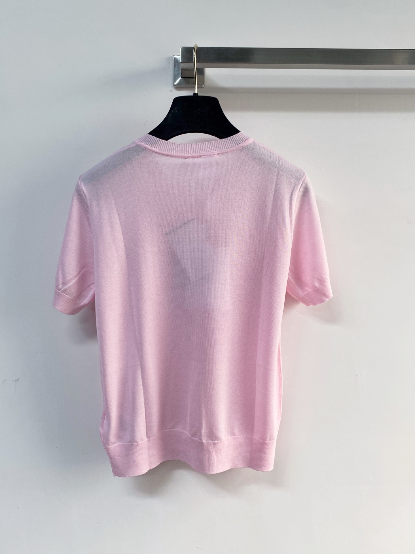 🛒—新款发售— 𝐃𝐢𝐨𝐫 新款 二色短袖 logo图案点缀修饰 上身顯瘦時尚 𝟐色𝟑碼 𝟑𝟔/𝟑𝟖/𝟒𝟎