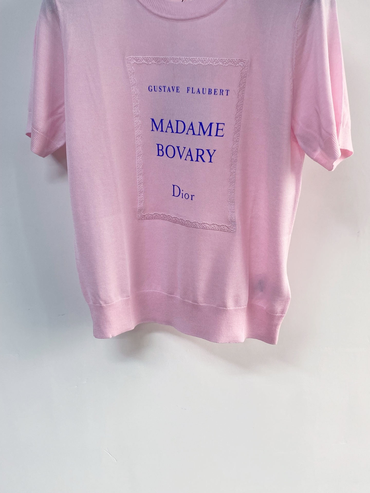 🛒—新款发售— 𝐃𝐢𝐨𝐫 新款 二色短袖 logo图案点缀修饰 上身顯瘦時尚 𝟐色𝟑碼 𝟑𝟔/𝟑𝟖/𝟒𝟎
