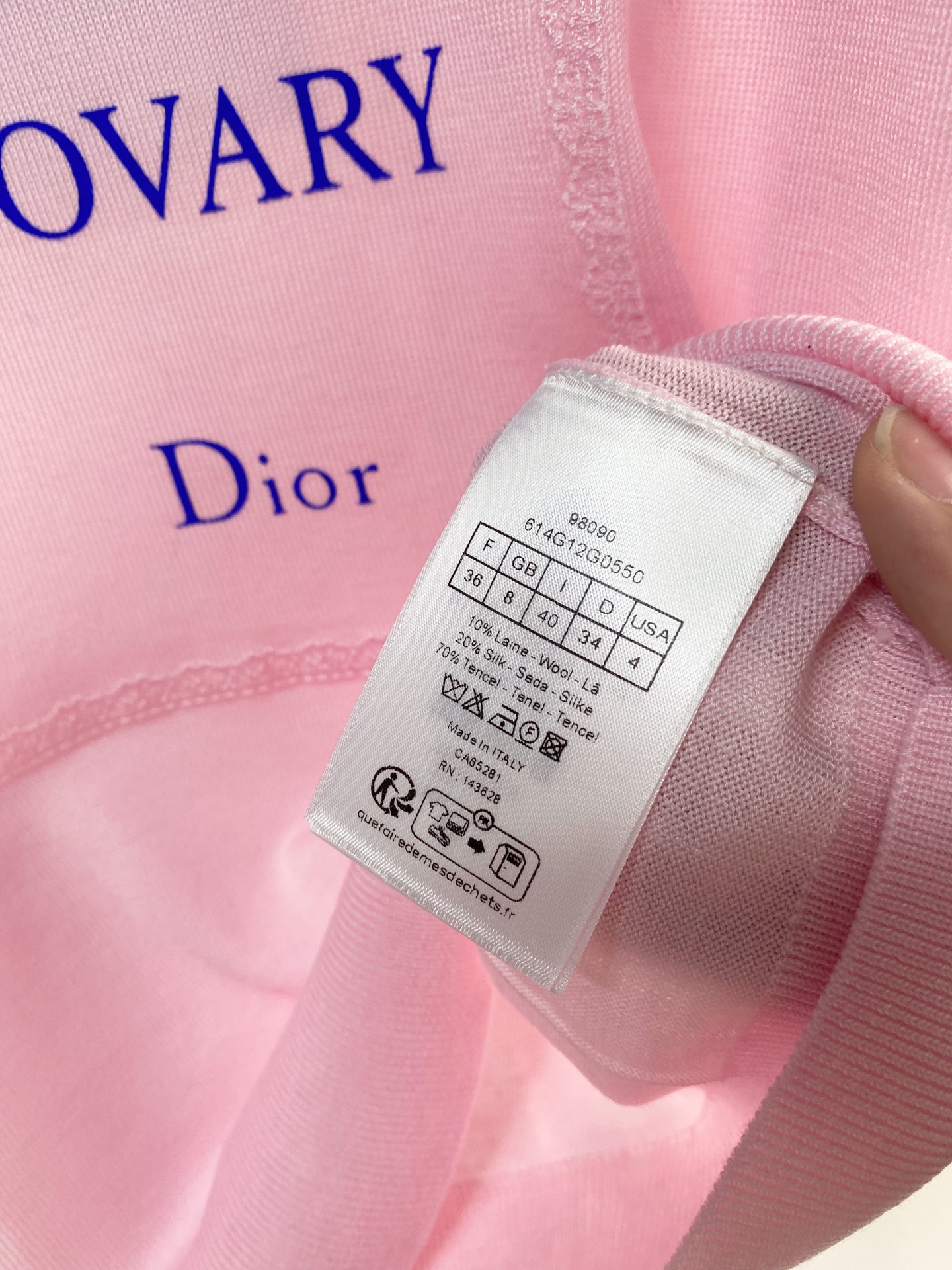 🛒—新款发售— 𝐃𝐢𝐨𝐫 新款 二色短袖 logo图案点缀修饰 上身顯瘦時尚 𝟐色𝟑碼 𝟑𝟔/𝟑𝟖/𝟒𝟎