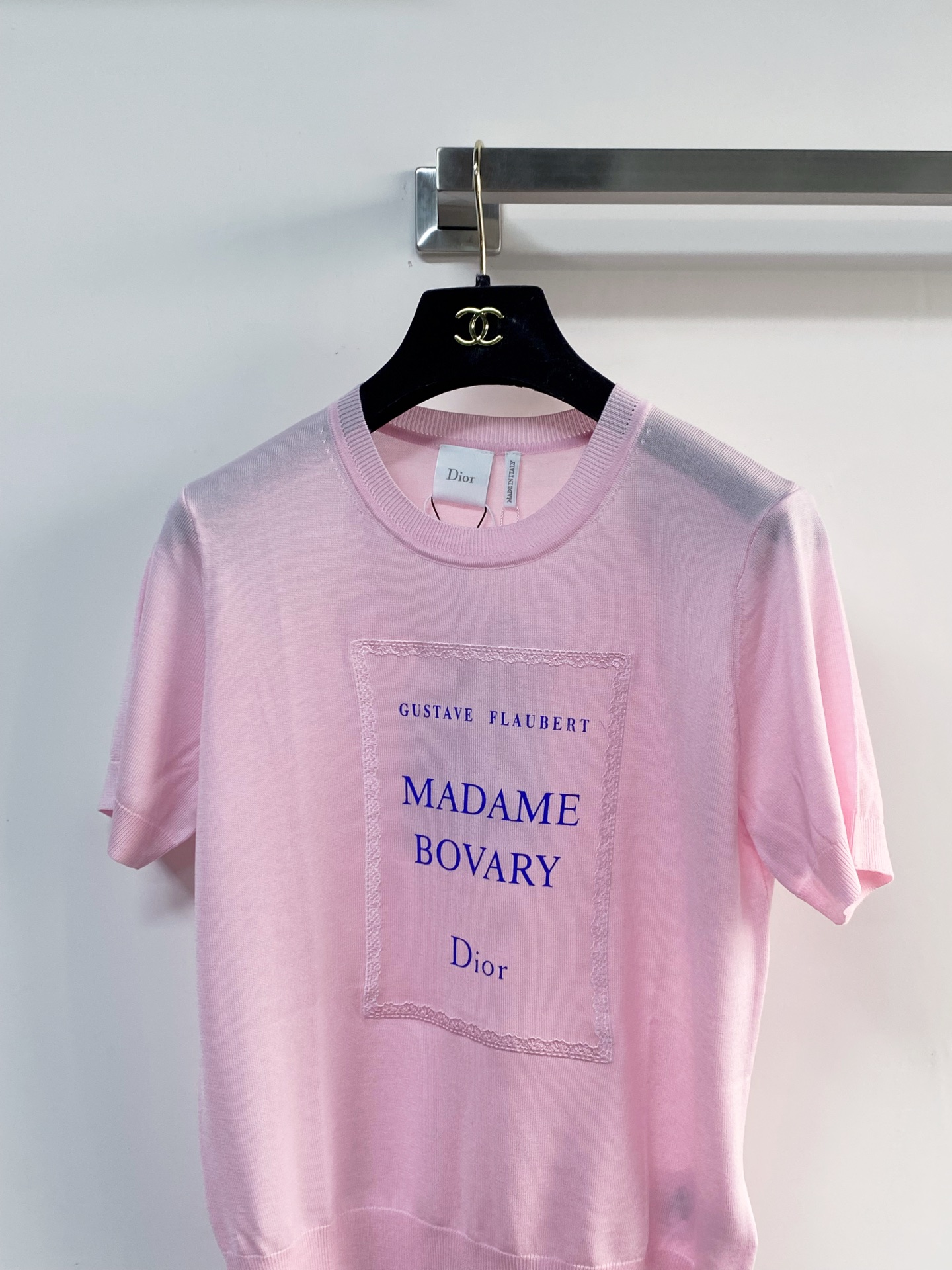 🛒—新款发售— 𝐃𝐢𝐨𝐫 新款 二色短袖 logo图案点缀修饰 上身顯瘦時尚 𝟐色𝟑碼 𝟑𝟔/𝟑𝟖/𝟒𝟎