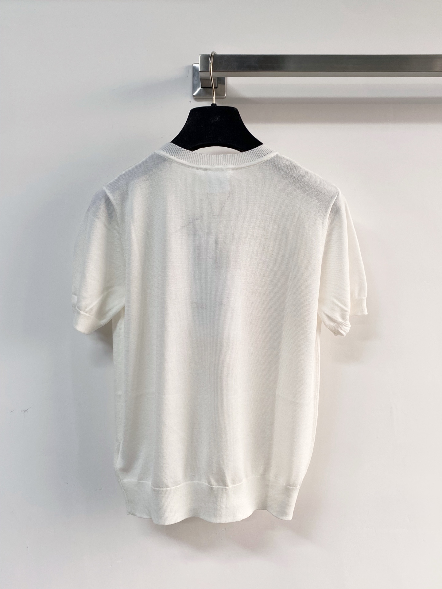 🛒—新款发售— 𝐃𝐢𝐨𝐫 新款 二色短袖 logo图案点缀修饰 上身顯瘦時尚 𝟐色𝟑碼 𝟑𝟔/𝟑𝟖/𝟒𝟎