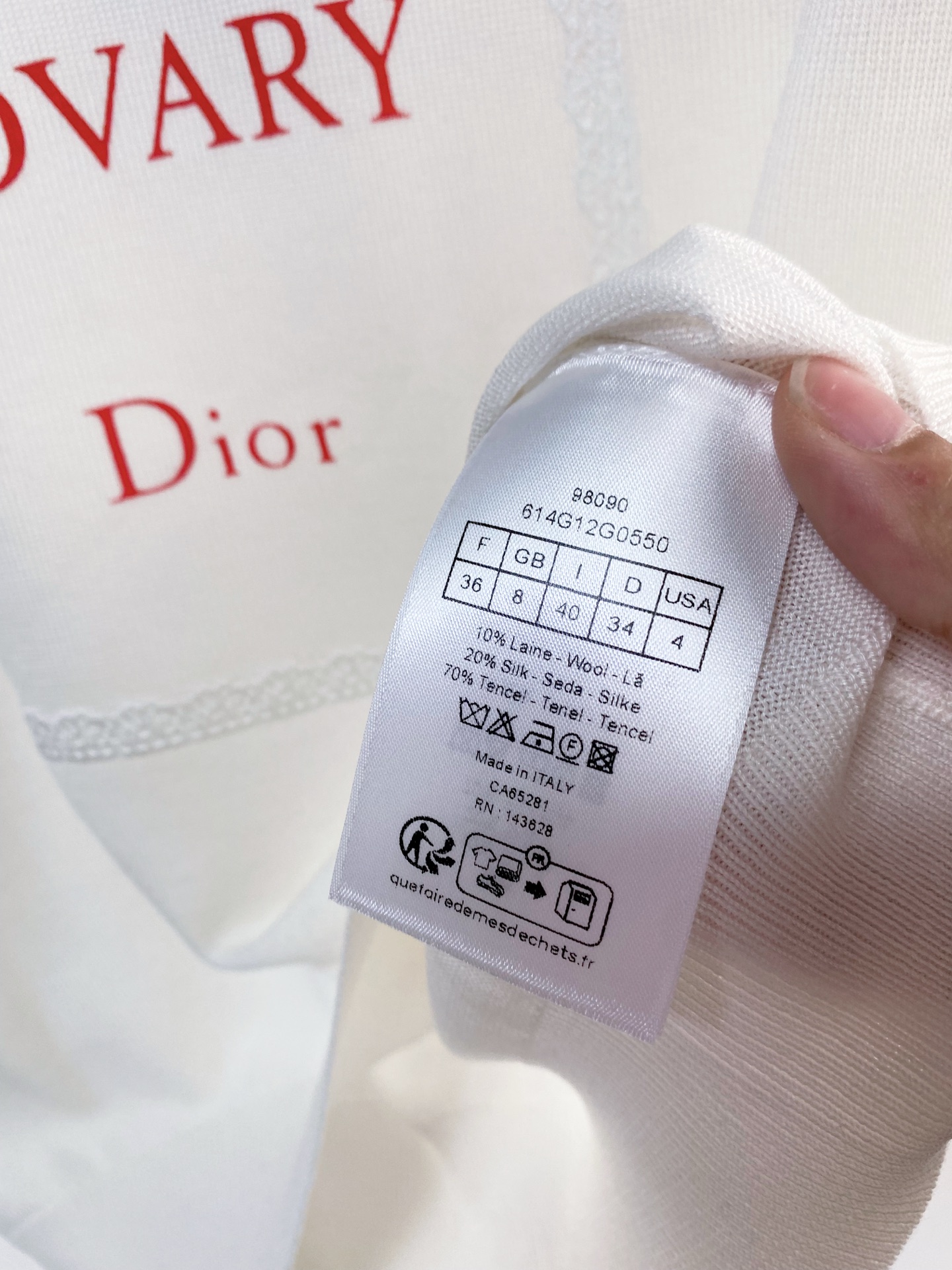 🛒—新款发售— 𝐃𝐢𝐨𝐫 新款 二色短袖 logo图案点缀修饰 上身顯瘦時尚 𝟐色𝟑碼 𝟑𝟔/𝟑𝟖/𝟒𝟎