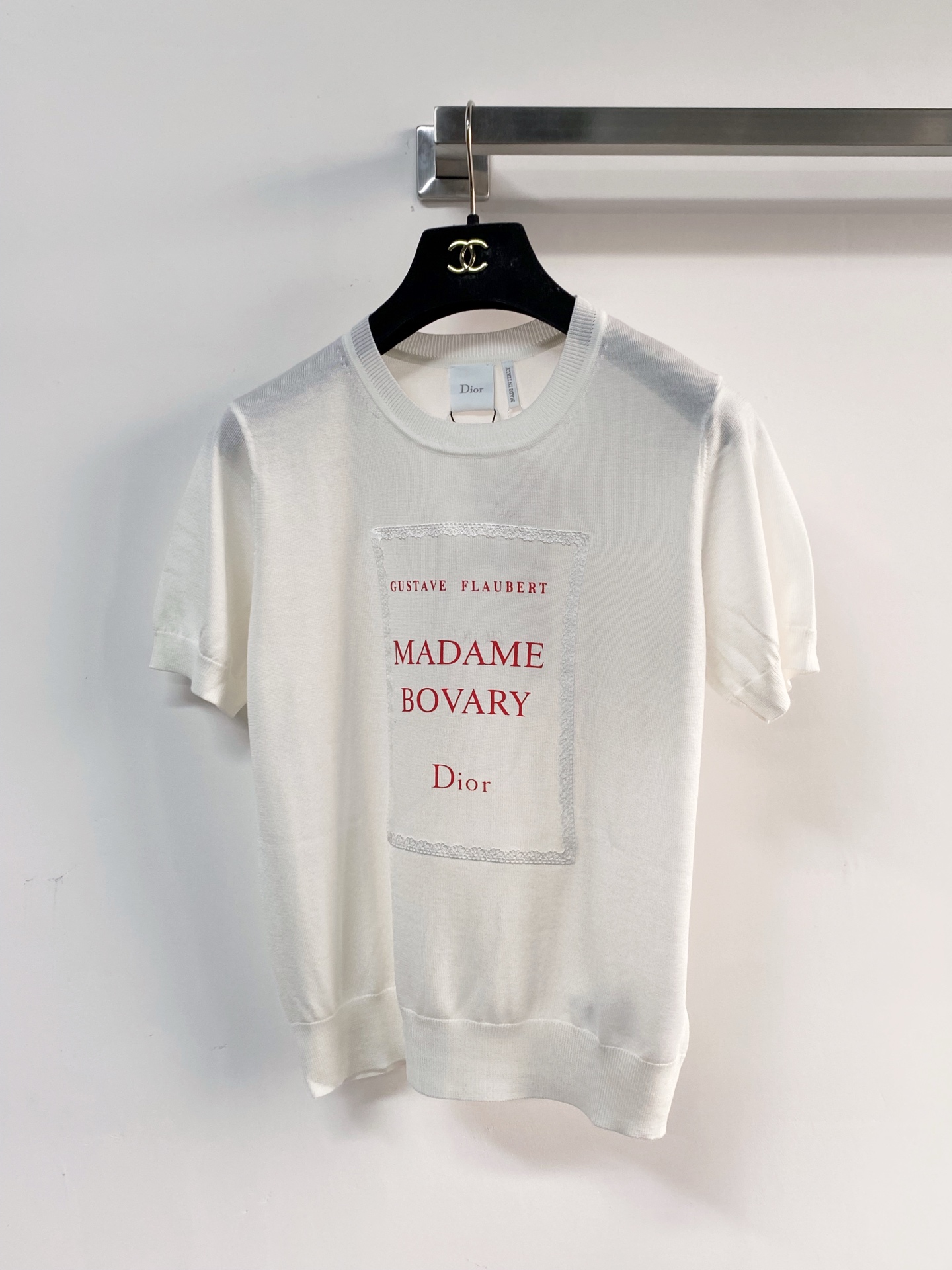 🛒—新款发售— 𝐃𝐢𝐨𝐫 新款 二色短袖 logo图案点缀修饰 上身顯瘦時尚 𝟐色𝟑碼 𝟑𝟔/𝟑𝟖/𝟒𝟎
