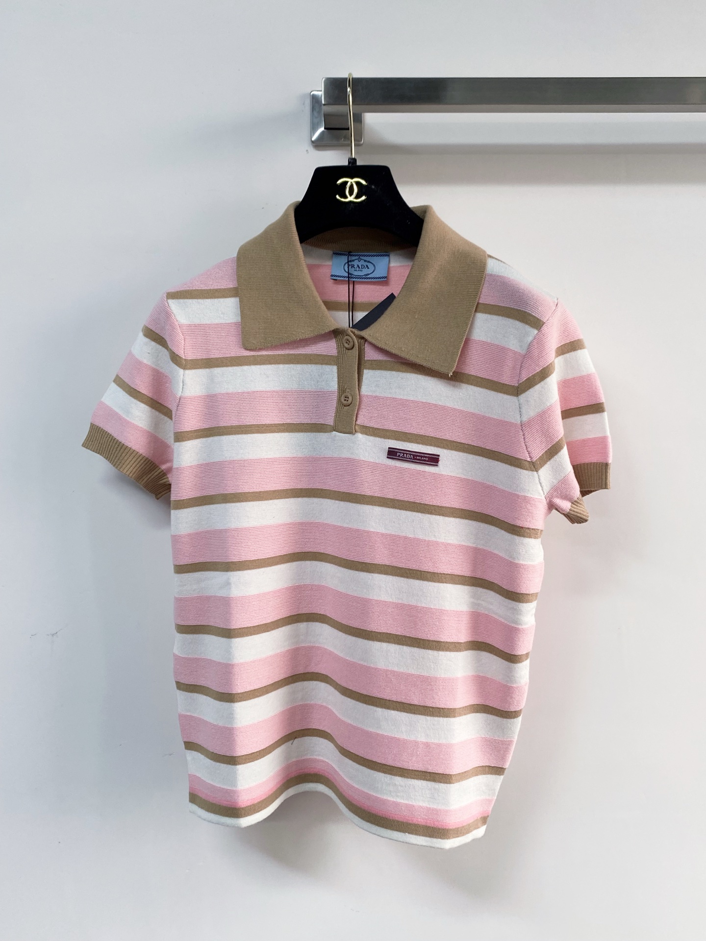 🛒—新款发售— 𝐏𝐫𝐚𝐝𝐚 新款短袖 上身显瘦超級显肤白 𝟏色𝟑碼 𝟑𝟔/𝟑𝟖/𝟒𝟎