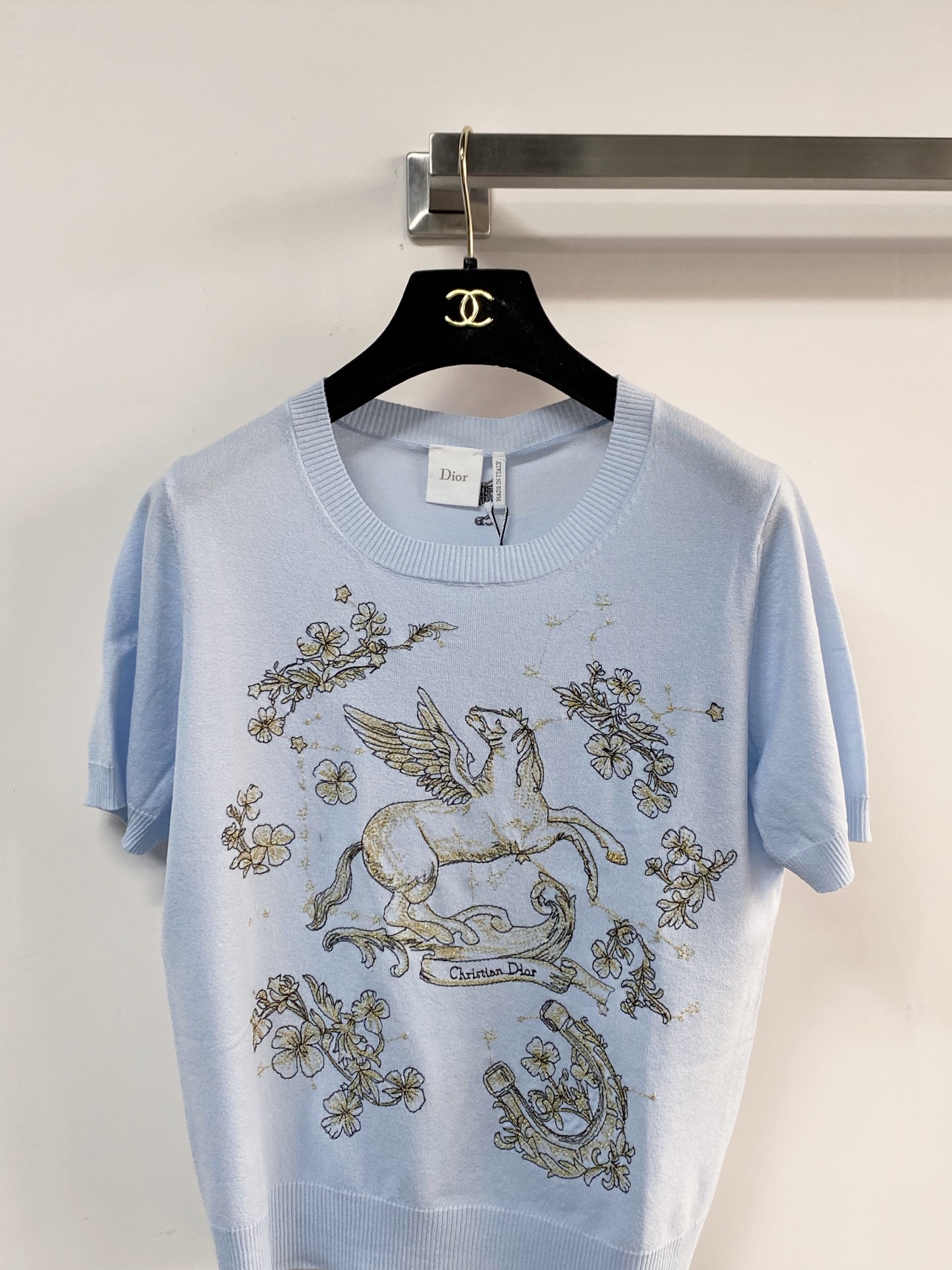 🛒—新款发售— 𝐃𝐢𝐨𝐫 新款 三色短袖 logo图案点缀修饰！上身顯瘦時尚 𝟑色𝟑碼 𝟑𝟔/𝟑𝟖/𝟒𝟎