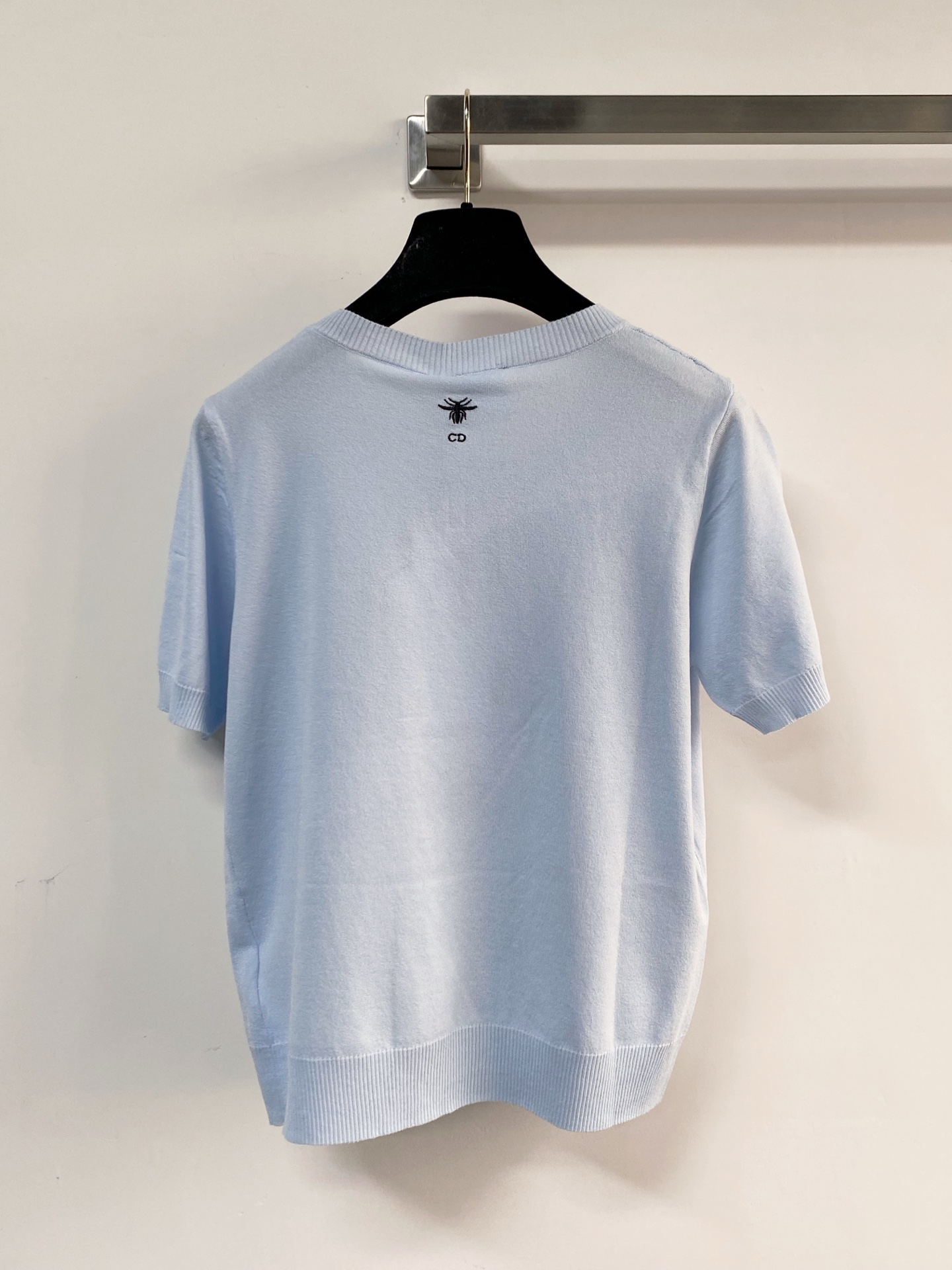 🛒—新款发售— 𝐃𝐢𝐨𝐫 新款 三色短袖 logo图案点缀修饰！上身顯瘦時尚 𝟑色𝟑碼 𝟑𝟔/𝟑𝟖/𝟒𝟎