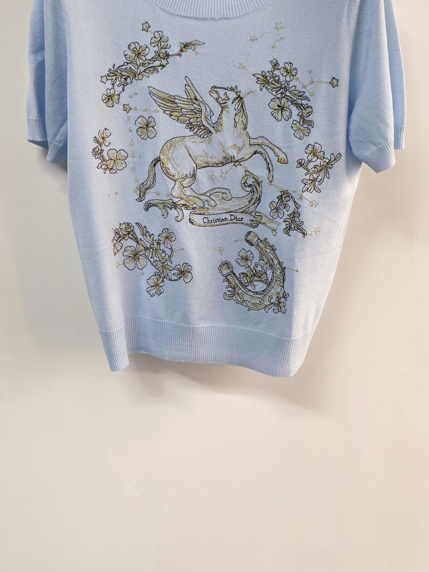 🛒—新款发售— 𝐃𝐢𝐨𝐫 新款 三色短袖 logo图案点缀修饰！上身顯瘦時尚 𝟑色𝟑碼 𝟑𝟔/𝟑𝟖/𝟒𝟎
