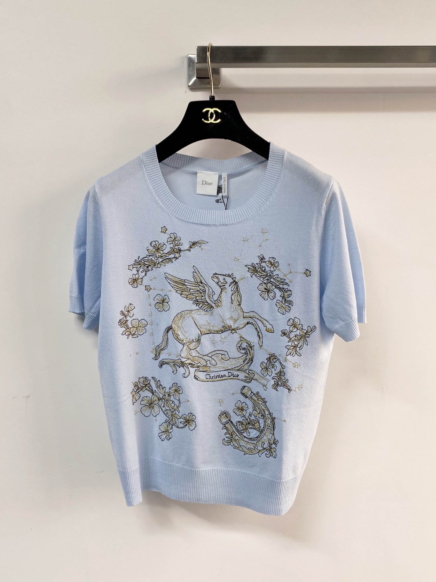 🛒—新款发售— 𝐃𝐢𝐨𝐫 新款 三色短袖 logo图案点缀修饰！上身顯瘦時尚 𝟑色𝟑碼 𝟑𝟔/𝟑𝟖/𝟒𝟎