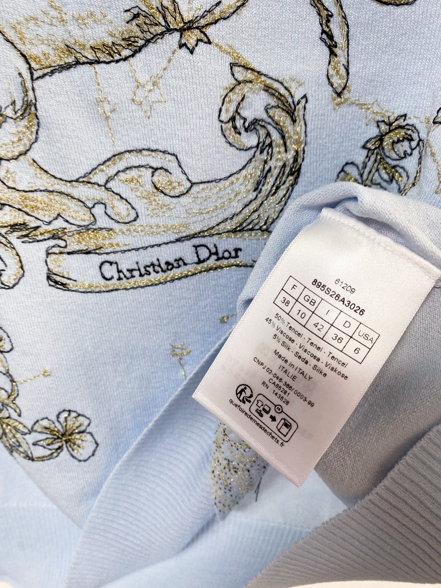 🛒—新款发售— 𝐃𝐢𝐨𝐫 新款 三色短袖 logo图案点缀修饰！上身顯瘦時尚 𝟑色𝟑碼 𝟑𝟔/𝟑𝟖/𝟒𝟎