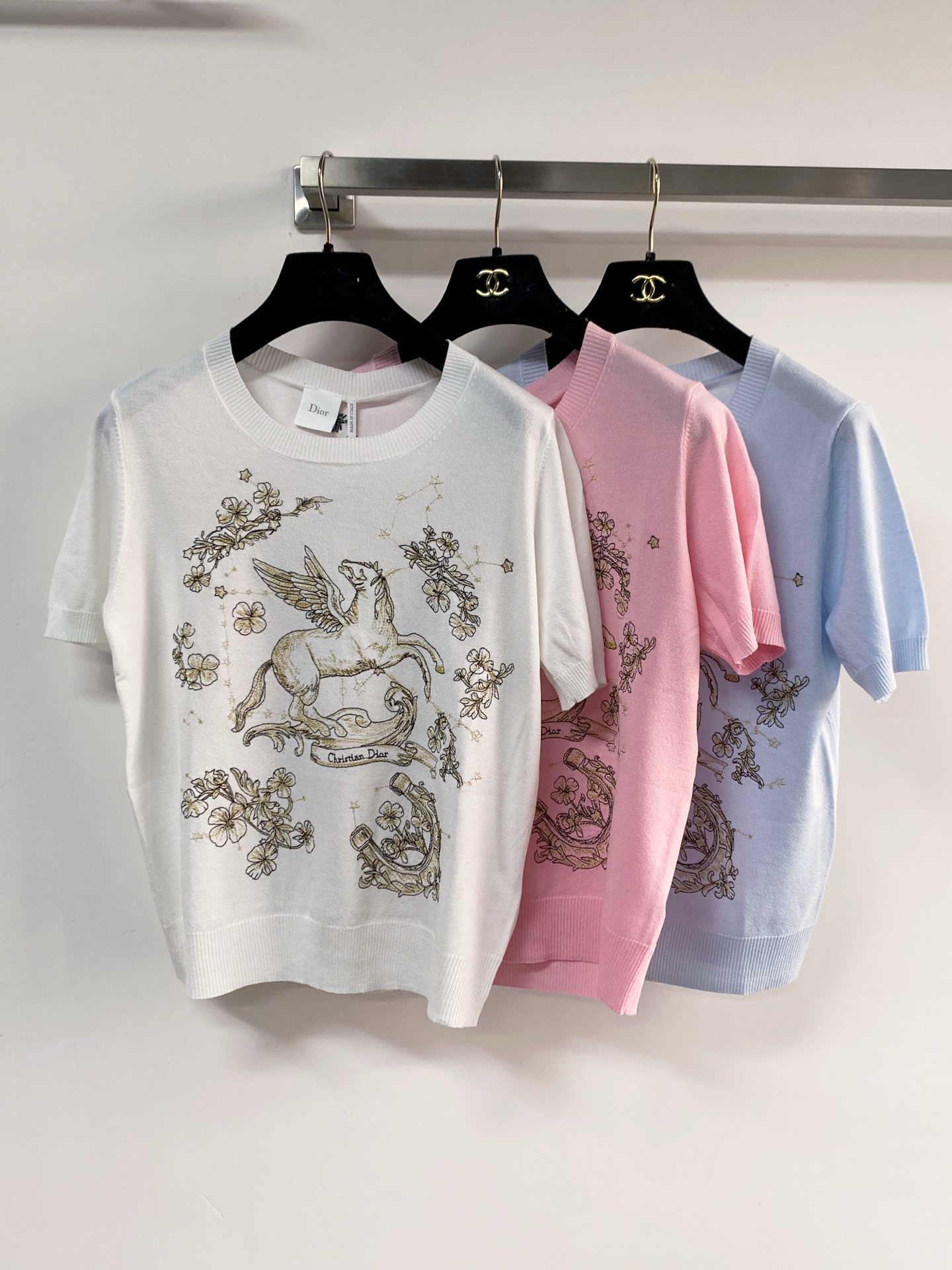 🛒—新款发售— 𝐃𝐢𝐨𝐫 新款 三色短袖 logo图案点缀修饰！上身顯瘦時尚 𝟑色𝟑碼 𝟑𝟔/𝟑𝟖/𝟒𝟎