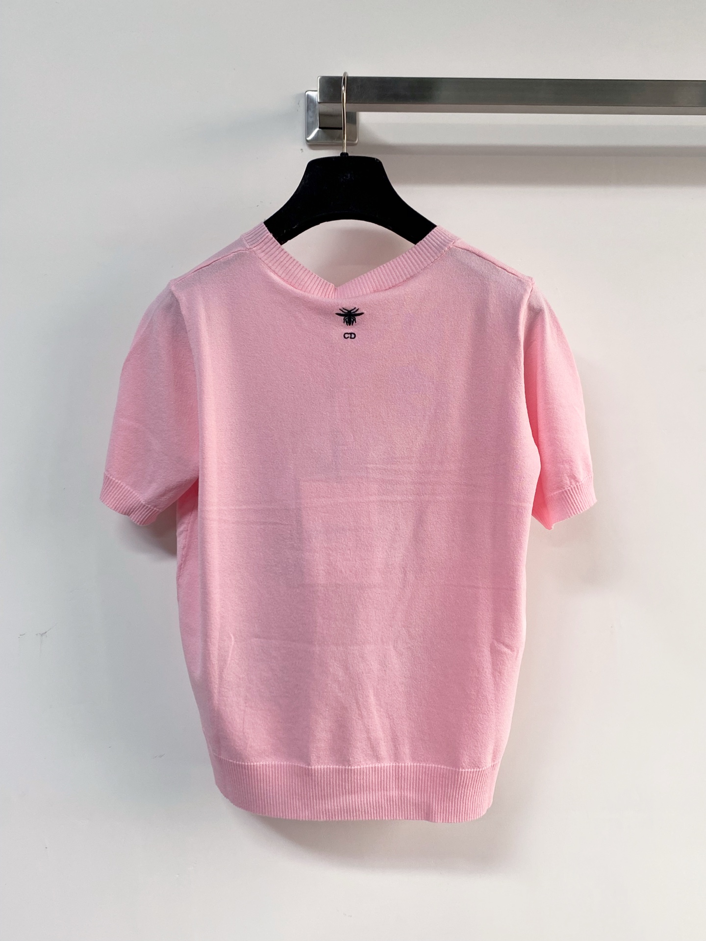 🛒—新款发售— 𝐃𝐢𝐨𝐫 新款 三色短袖 logo图案点缀修饰！上身顯瘦時尚 𝟑色𝟑碼 𝟑𝟔/𝟑𝟖/𝟒𝟎
