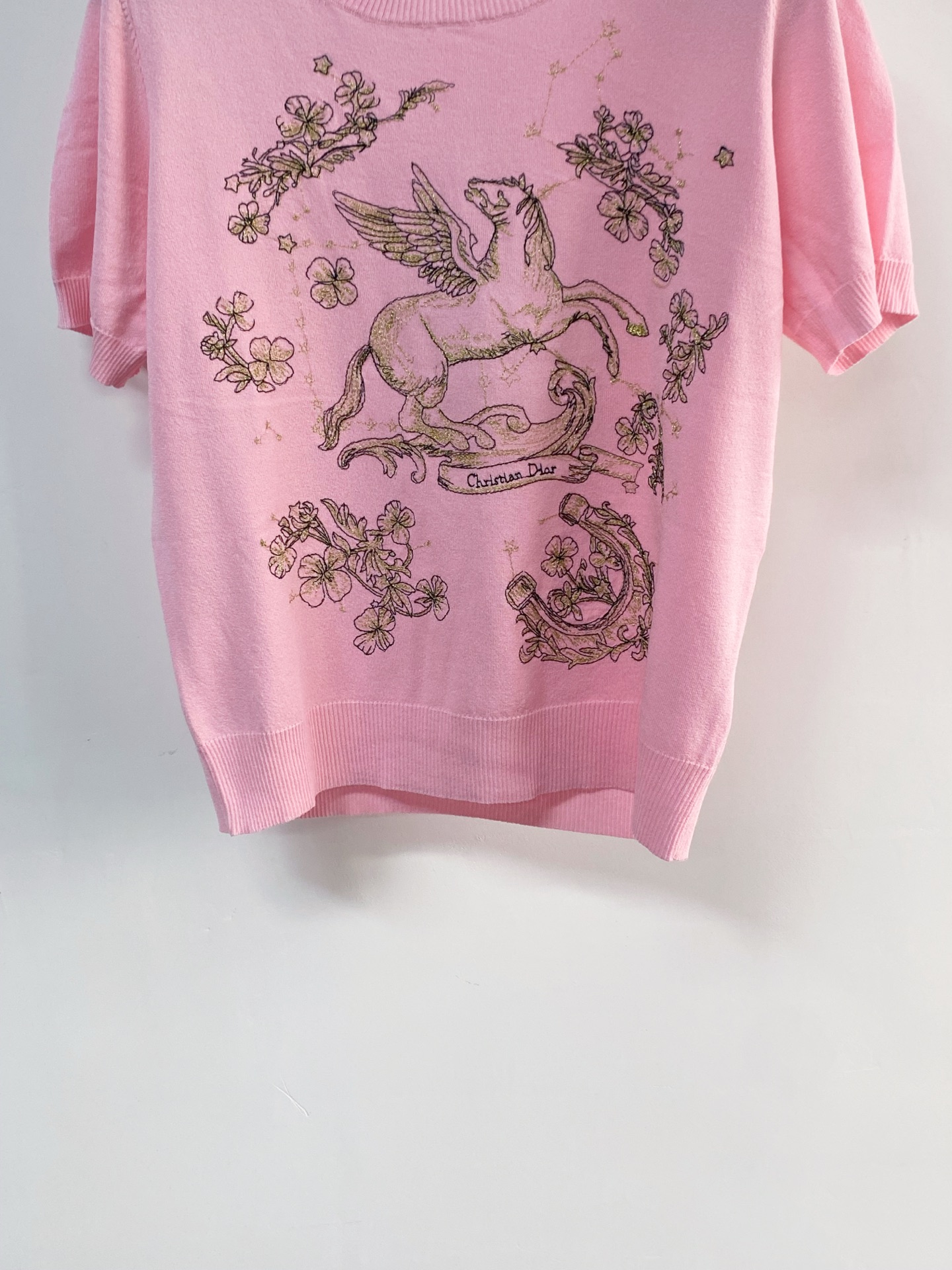 🛒—新款发售— 𝐃𝐢𝐨𝐫 新款 三色短袖 logo图案点缀修饰！上身顯瘦時尚 𝟑色𝟑碼 𝟑𝟔/𝟑𝟖/𝟒𝟎