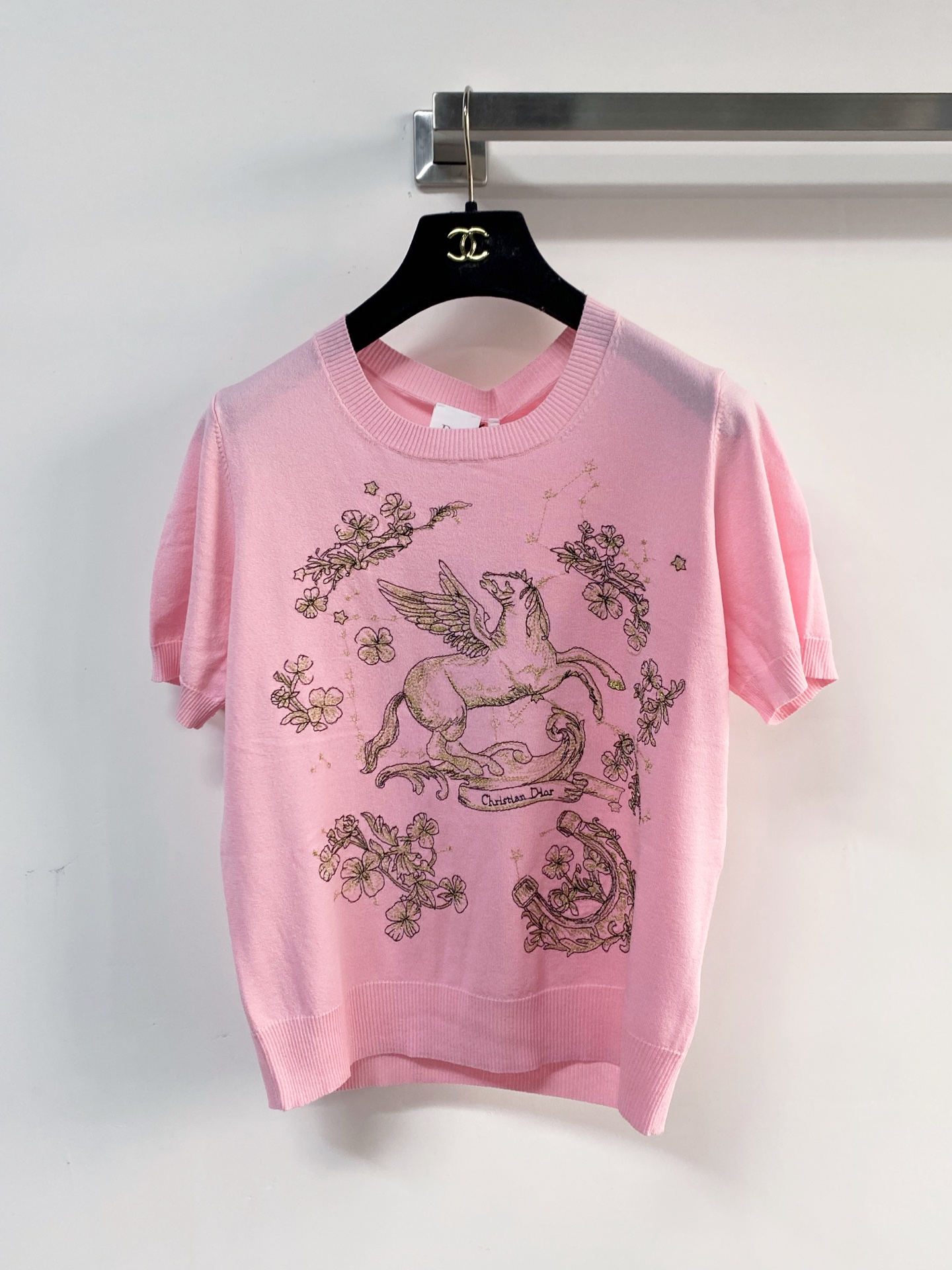 🛒—新款发售— 𝐃𝐢𝐨𝐫 新款 三色短袖 logo图案点缀修饰！上身顯瘦時尚 𝟑色𝟑碼 𝟑𝟔/𝟑𝟖/𝟒𝟎
