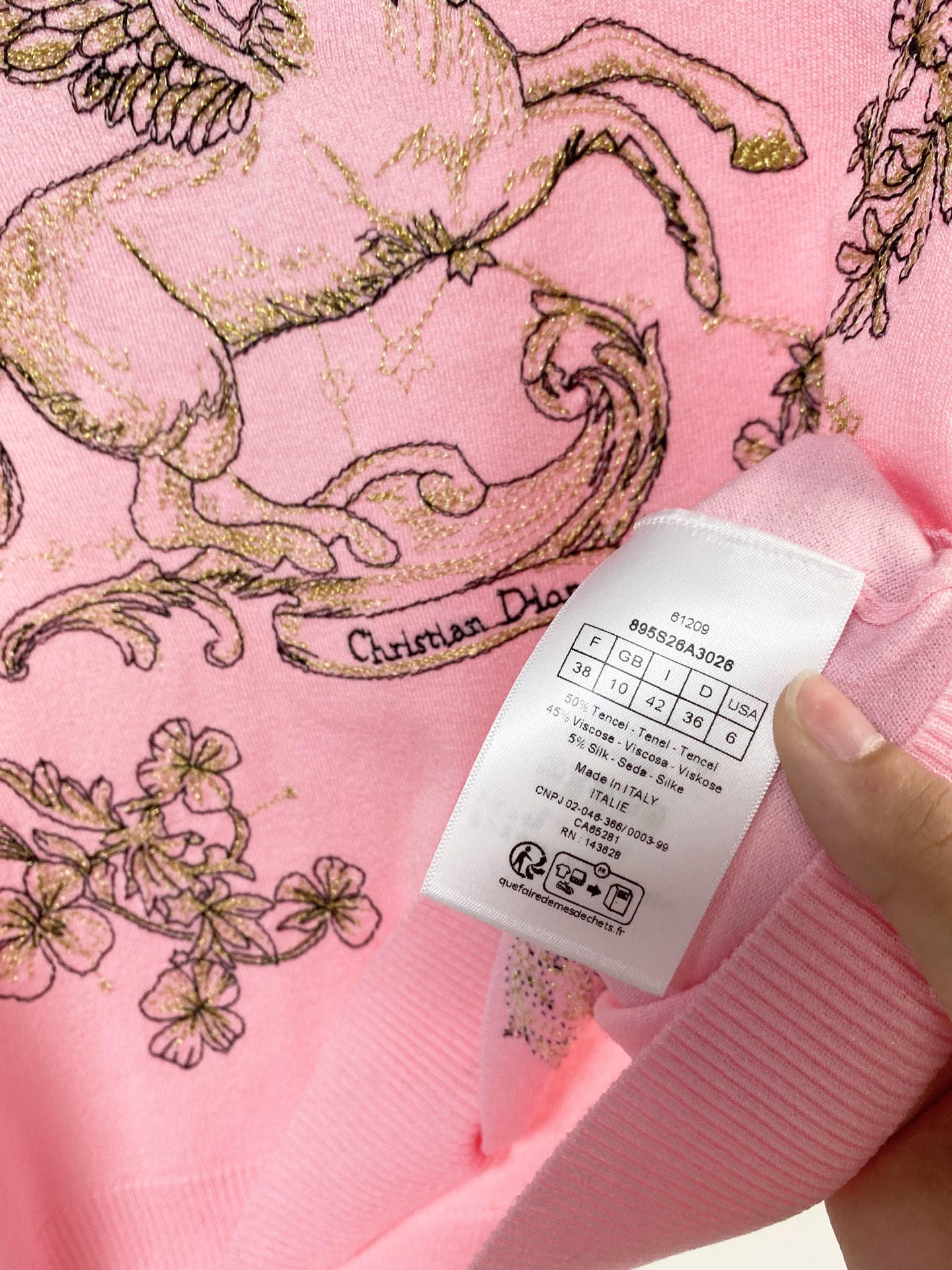 🛒—新款发售— 𝐃𝐢𝐨𝐫 新款 三色短袖 logo图案点缀修饰！上身顯瘦時尚 𝟑色𝟑碼 𝟑𝟔/𝟑𝟖/𝟒𝟎