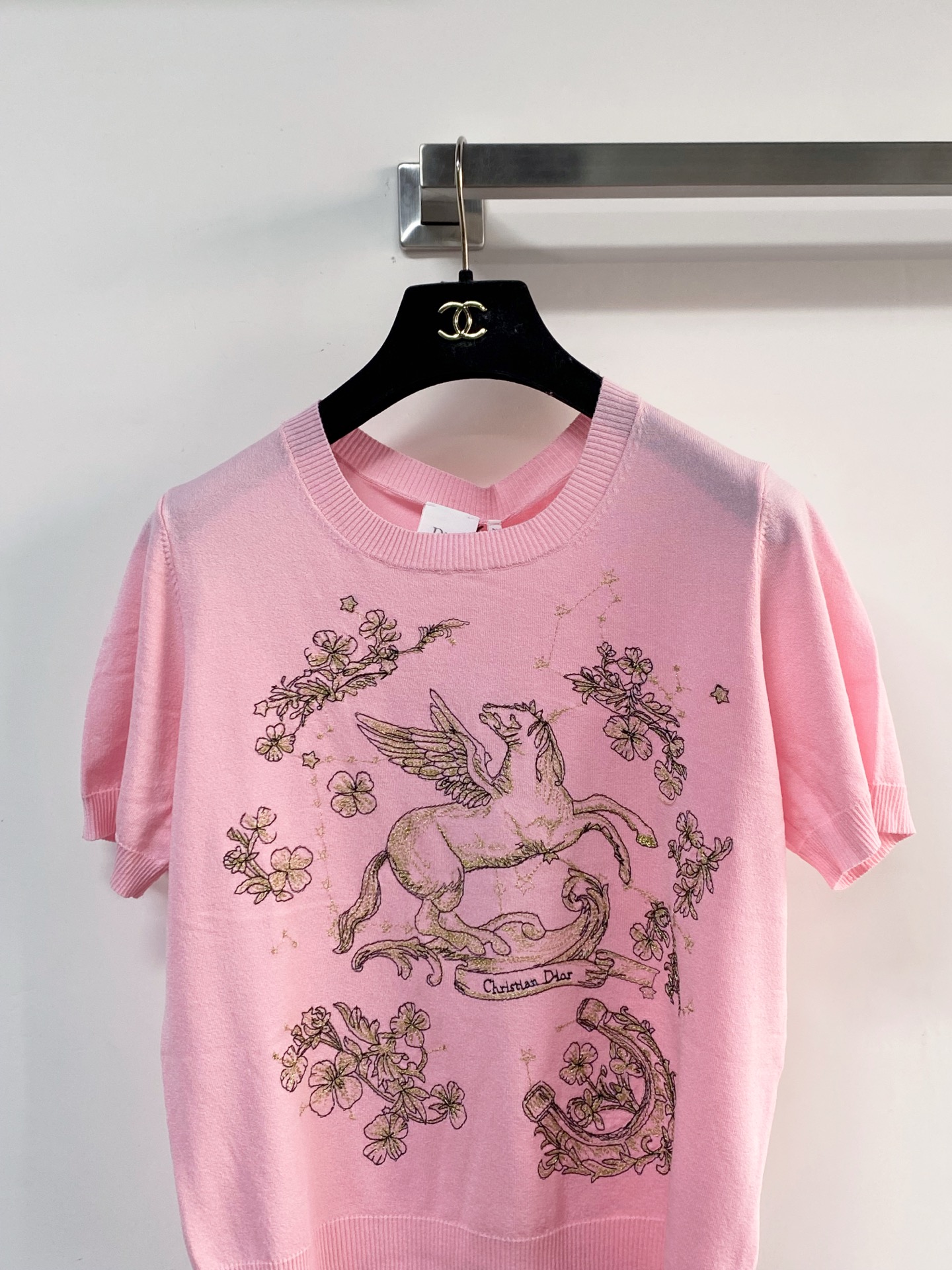 🛒—新款发售— 𝐃𝐢𝐨𝐫 新款 三色短袖 logo图案点缀修饰！上身顯瘦時尚 𝟑色𝟑碼 𝟑𝟔/𝟑𝟖/𝟒𝟎